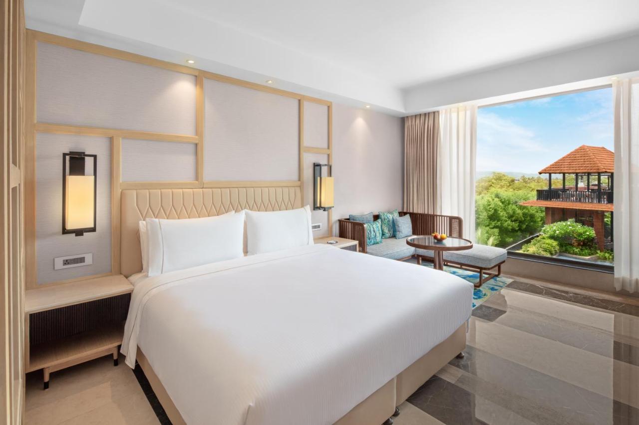 Deluxe Guest Room with 1 King with Bathtub - INR 1000 SPA Credit  (Stay between Sunday to Thursday) - Complimentary beer on arrival and free shuttle to the beach
