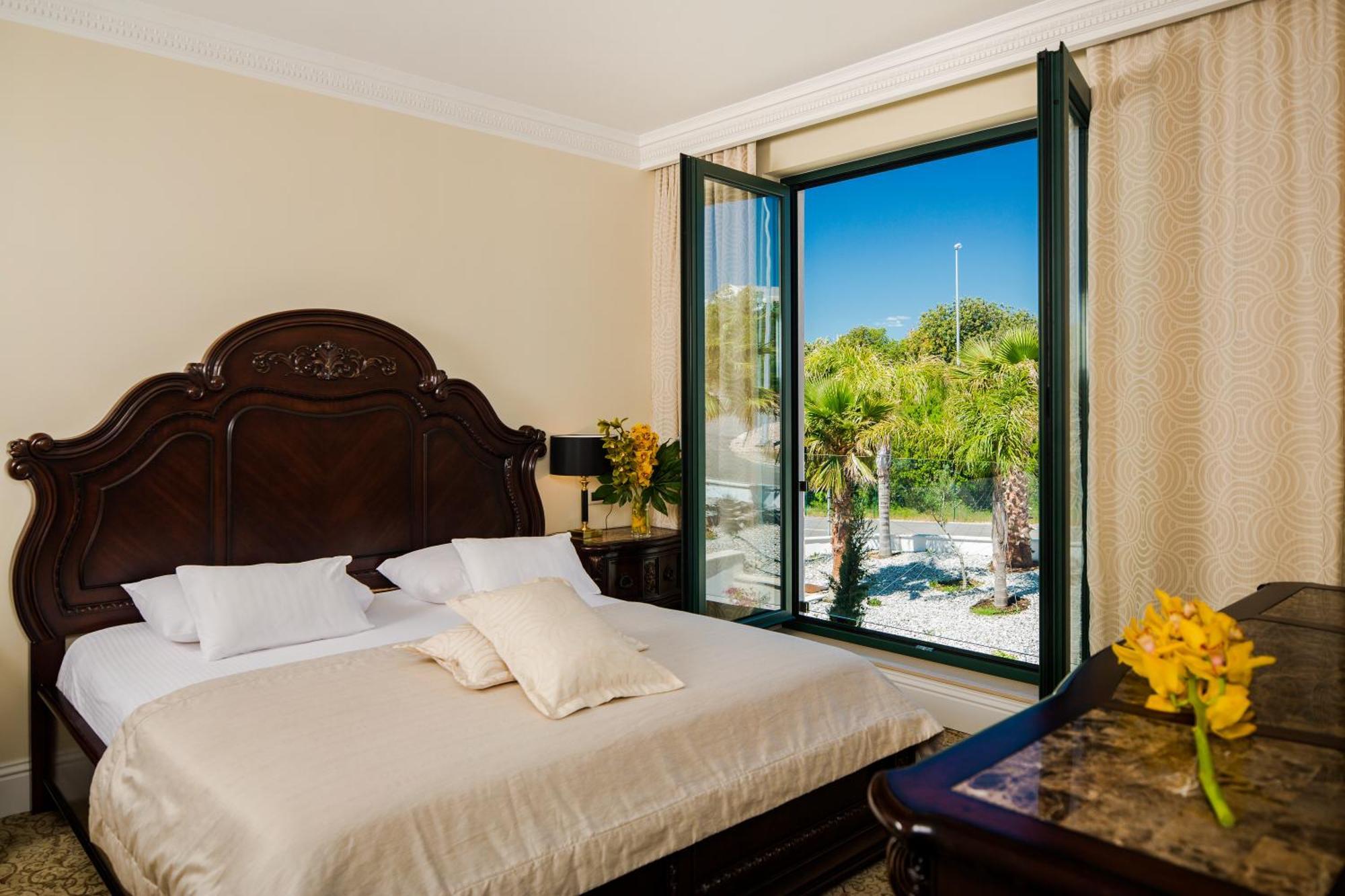 Deluxe King Suite with Balcony
