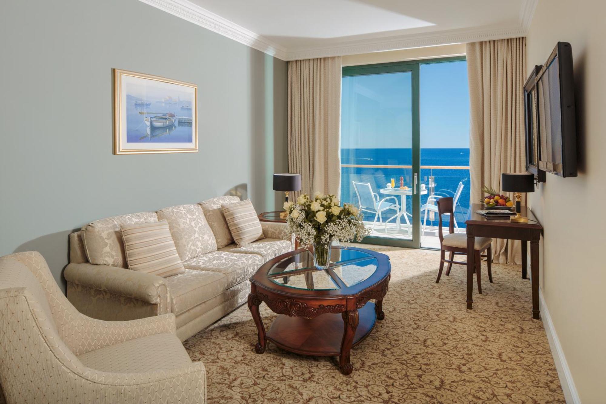 Deluxe King Suite Sea View Balcony