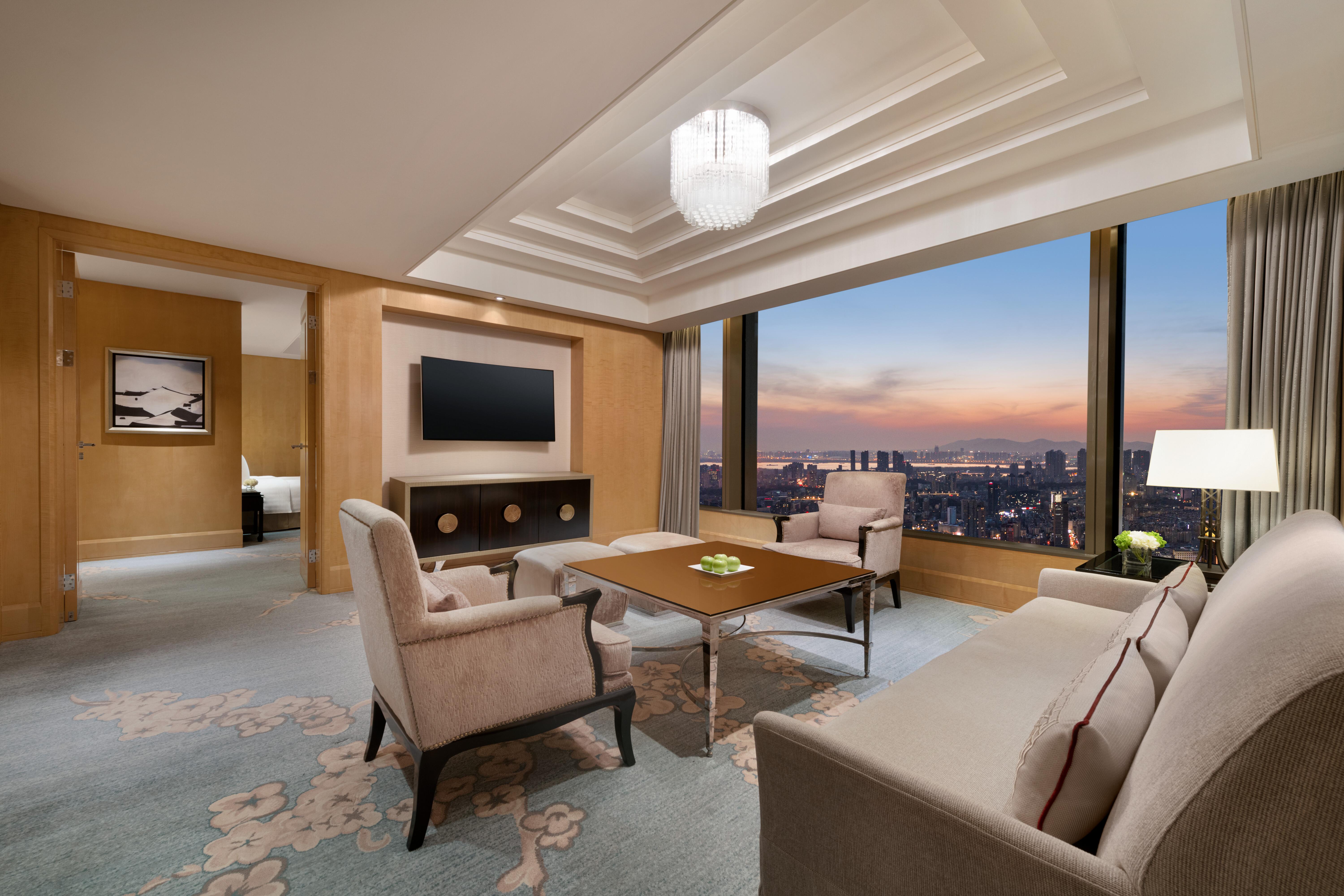 Executive Suite Lake View King Room