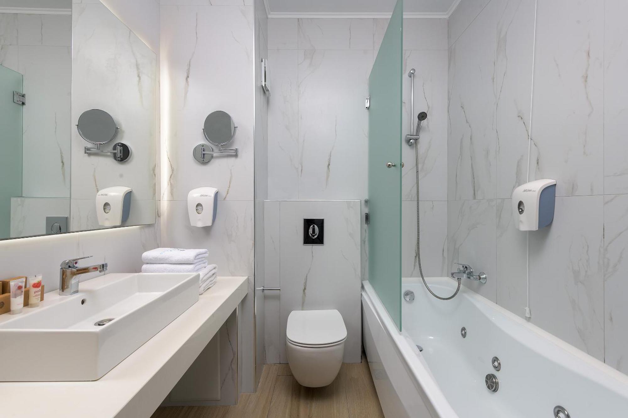 Deluxe Suite Swim-Up