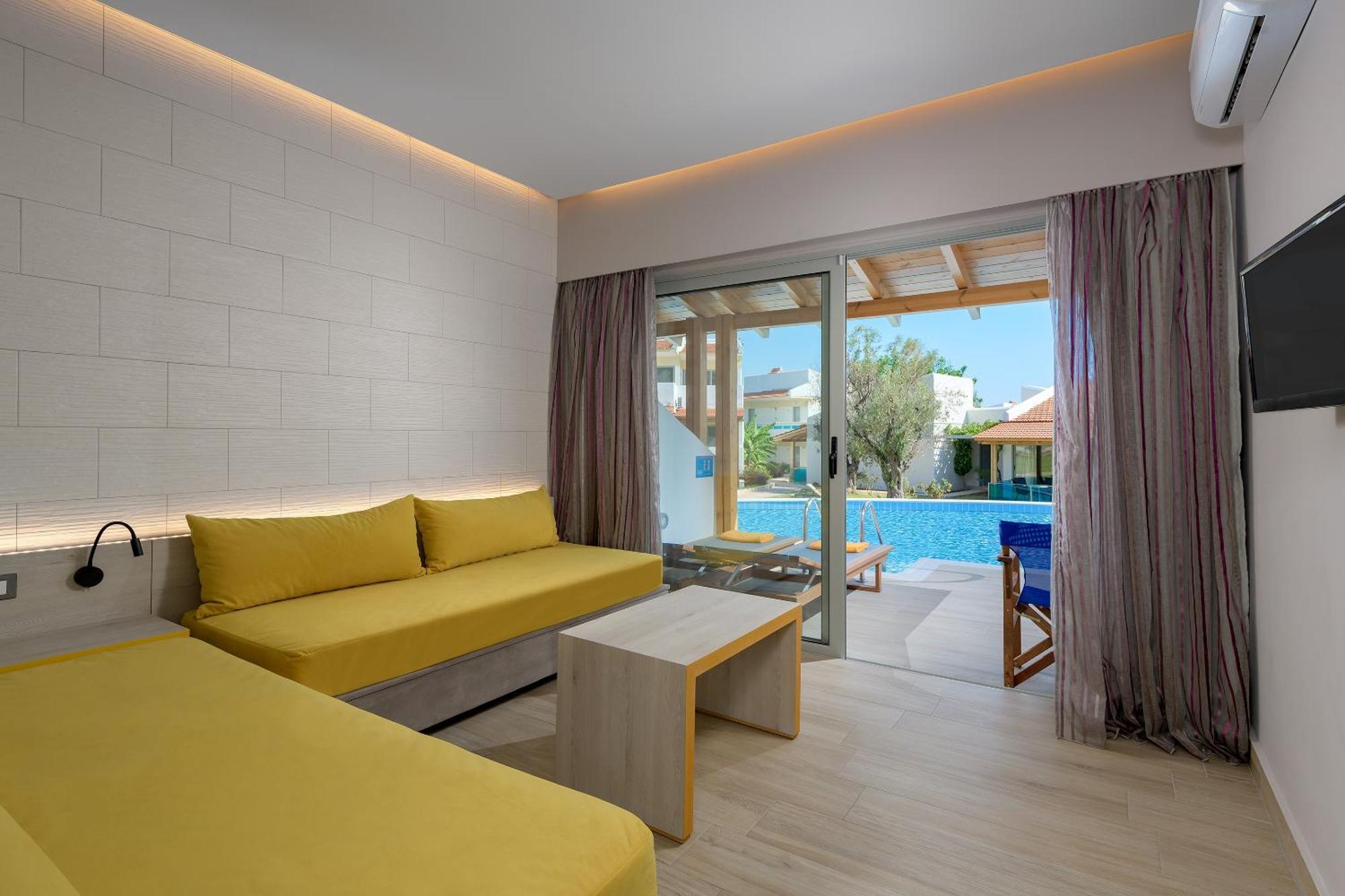 Deluxe Suite Swim-Up