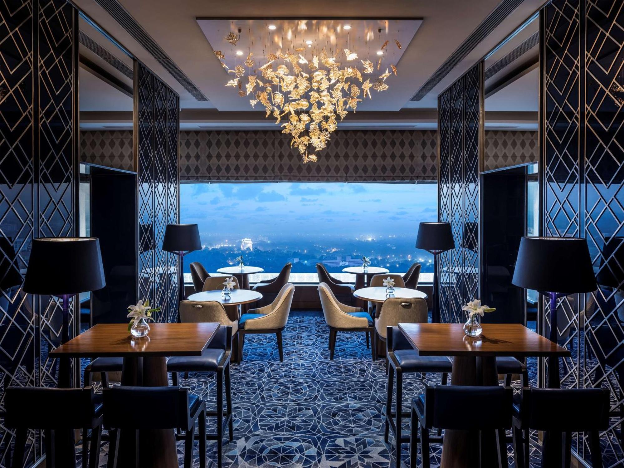 Horizon Deluxe Club Twin on Food & Soft Beverages Laundry Evening cocktails canapés at the Horizon Club Lounge from 6pm – 8pm