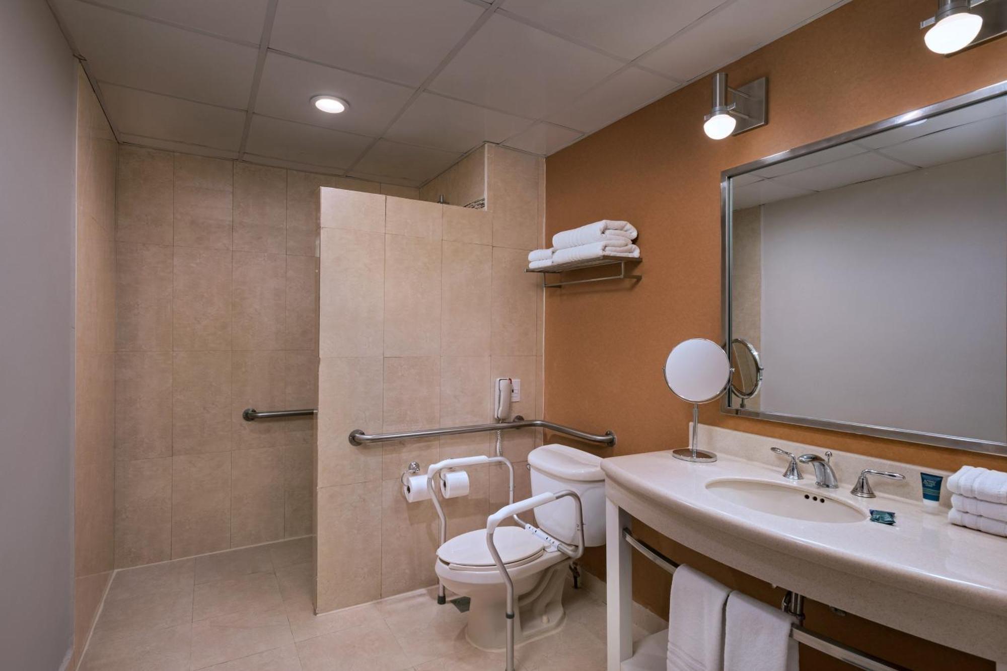 Accessible Guest room 1 Queens