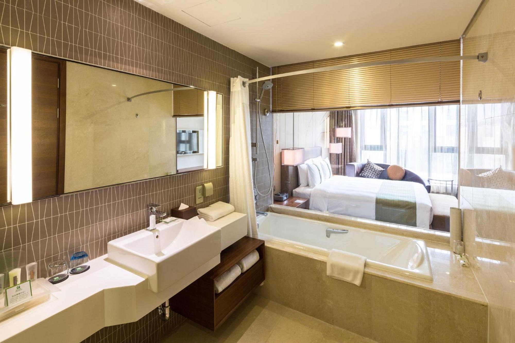 Standard King Room City View
