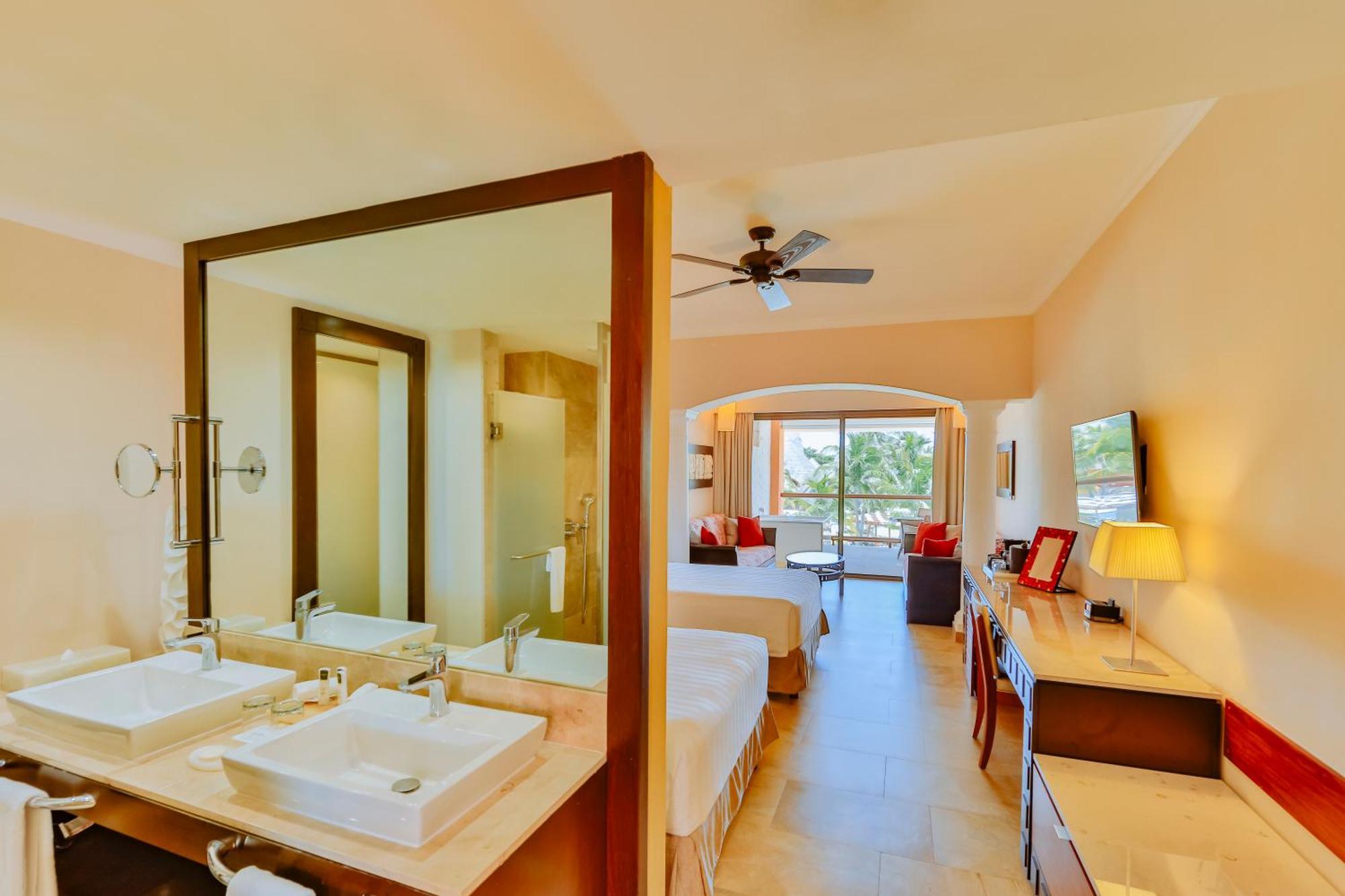 Junior Suite Ocean Front Premium Level (3 Adults + 2 Children),1444249165:JPEG