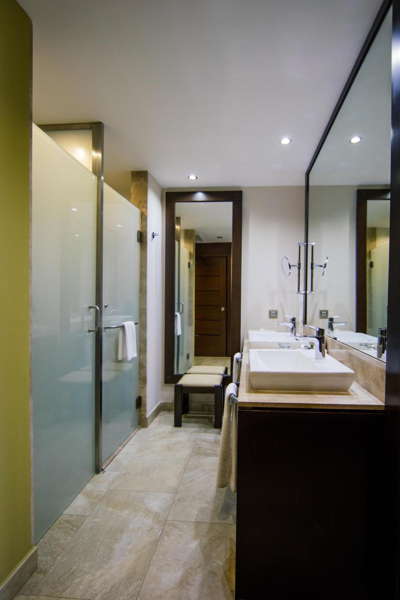 Junior Suite Ocean Front Premium Level (2 Adults + 3 Children),1123485120:JPEG