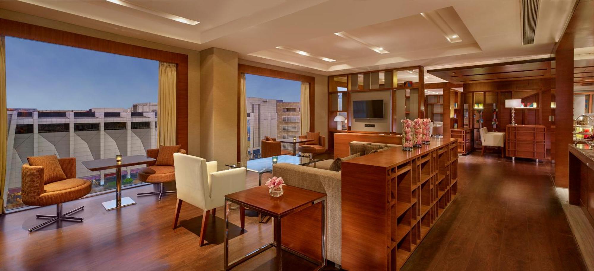 King Bed with Bathtub & Club Access with Unlimited Complimentary IMFL beverages from 18:00 HRS to 20:00,1456097305:JPEG