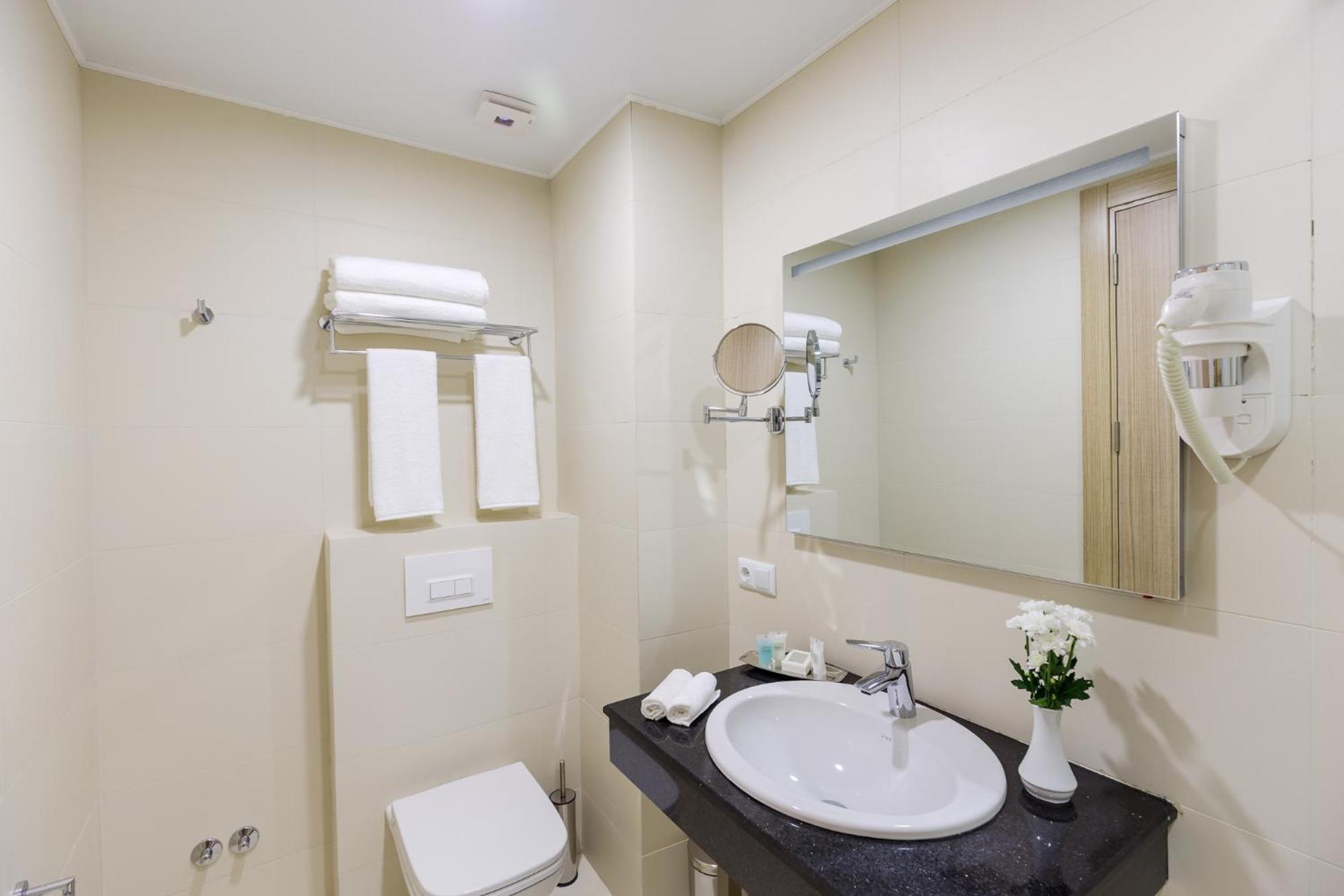Twin Room with Balcony and Mountain View,1283925637:JPEG