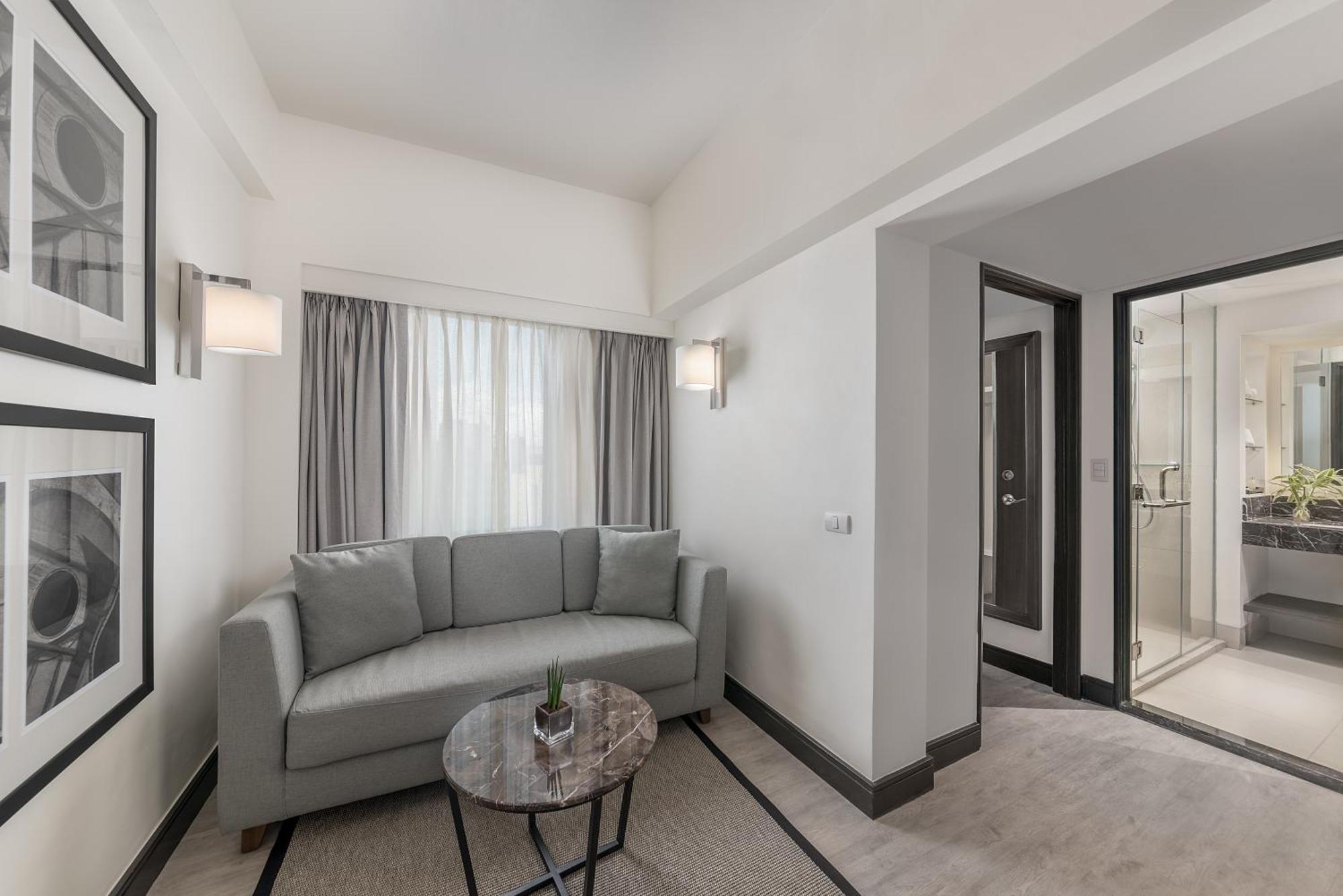 1 King Bed One-Bedroom Premier Living Area Lounge Access