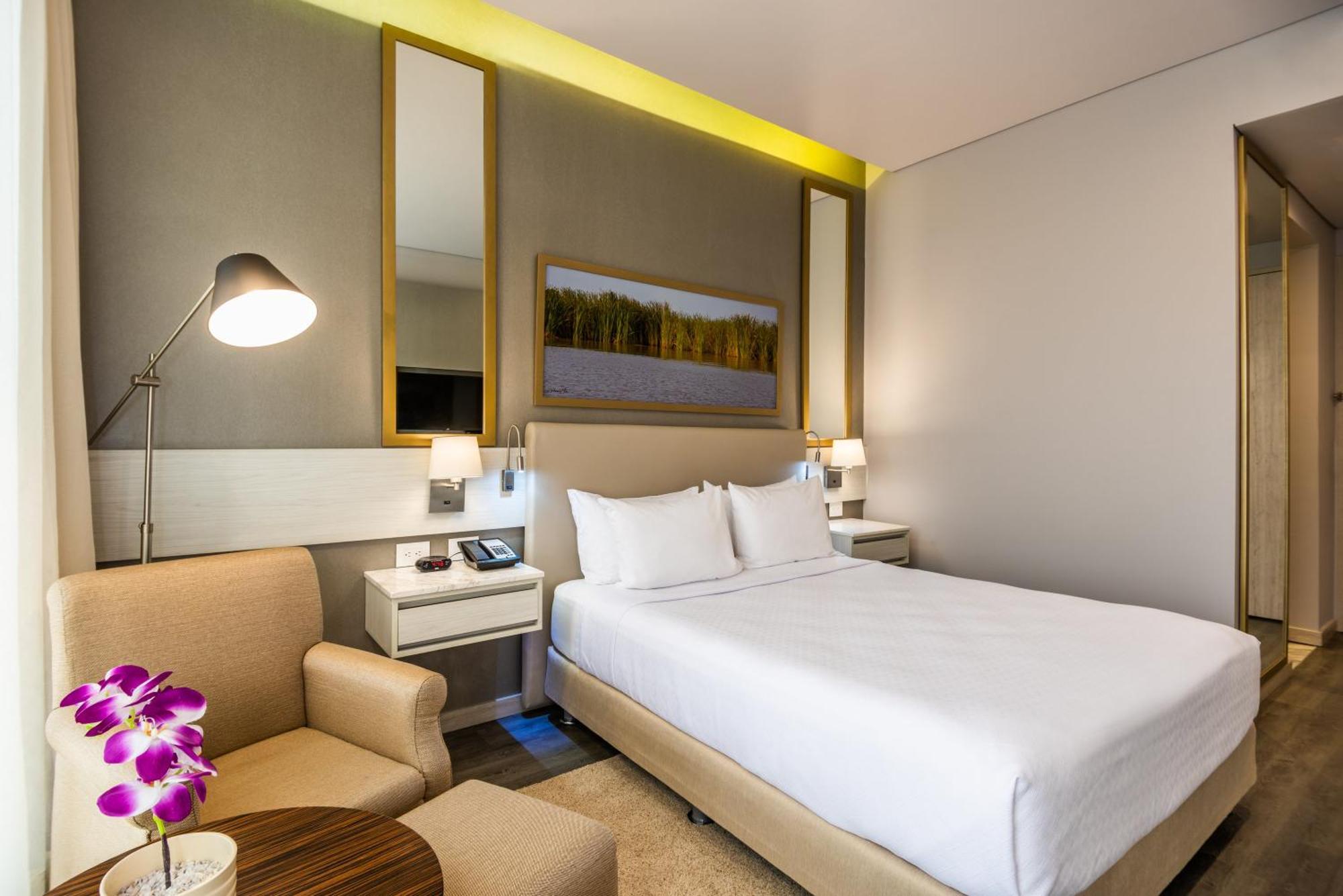 Standard Queen Room with City View - High Floor,1284591619:JPEG