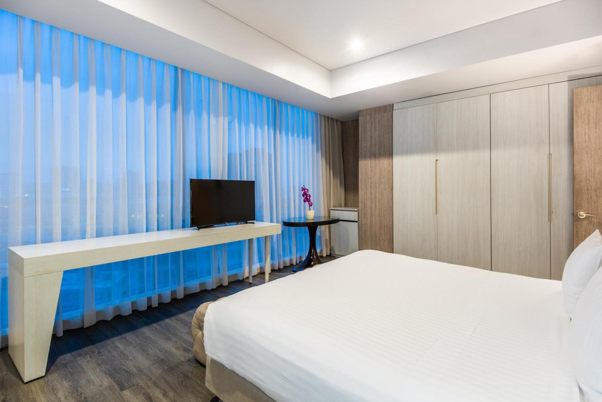 Deluxe King Room - Non-Smoking,1284597505:JPEG