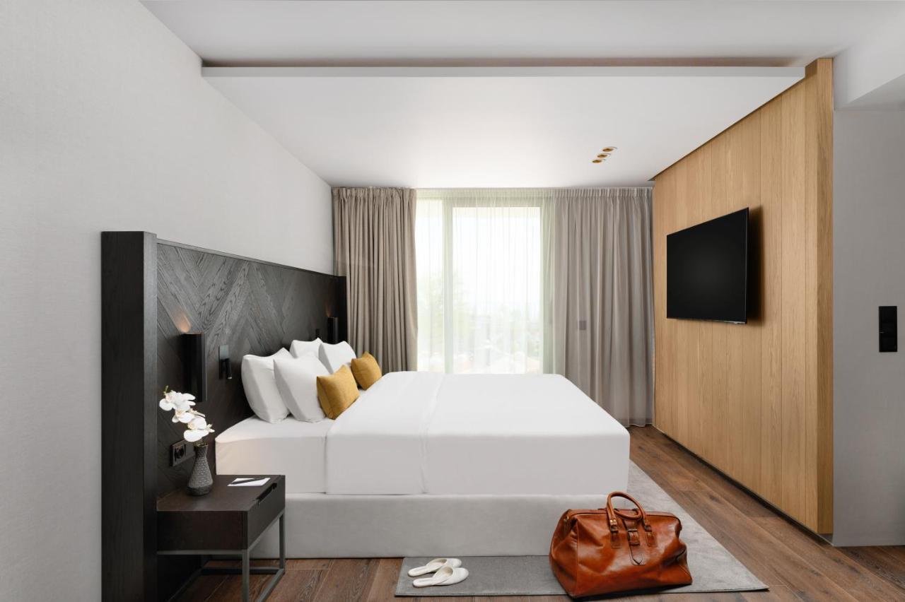 Deluxe Room (2 Adults + 1 Child),1465885235:JPEG