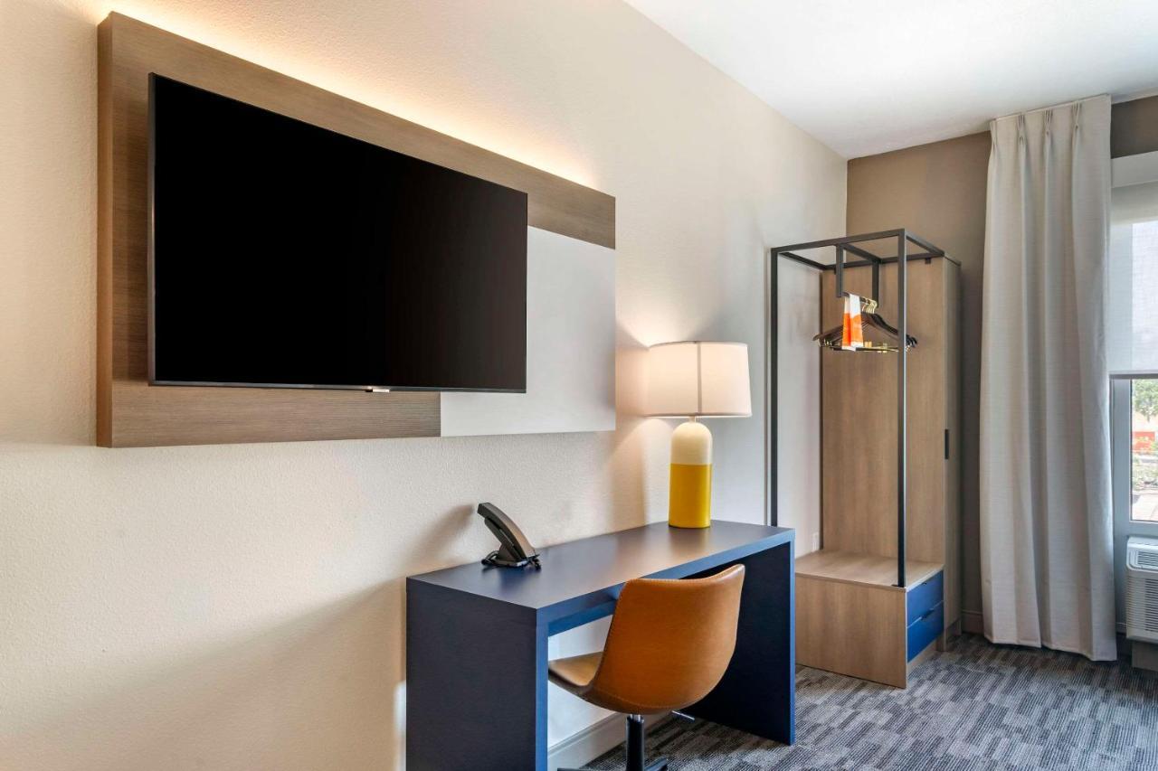 One Room Suite with Tub - Disability Access/Non Smoking