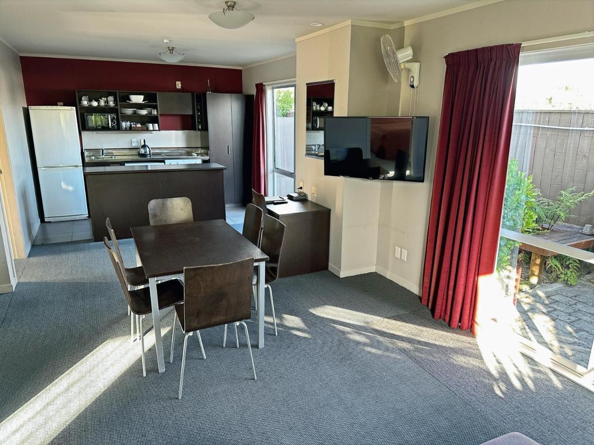 Three-Bedroom Spa Bath Apartment