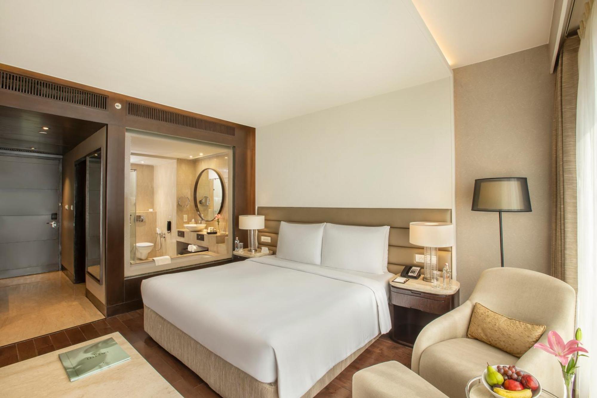 Deluxe Room Bathtub savings on all hotel services
