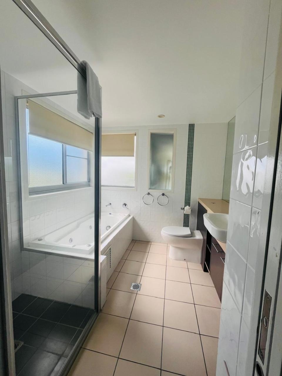 Three-Bedroom Apartment Spa Bath Water View