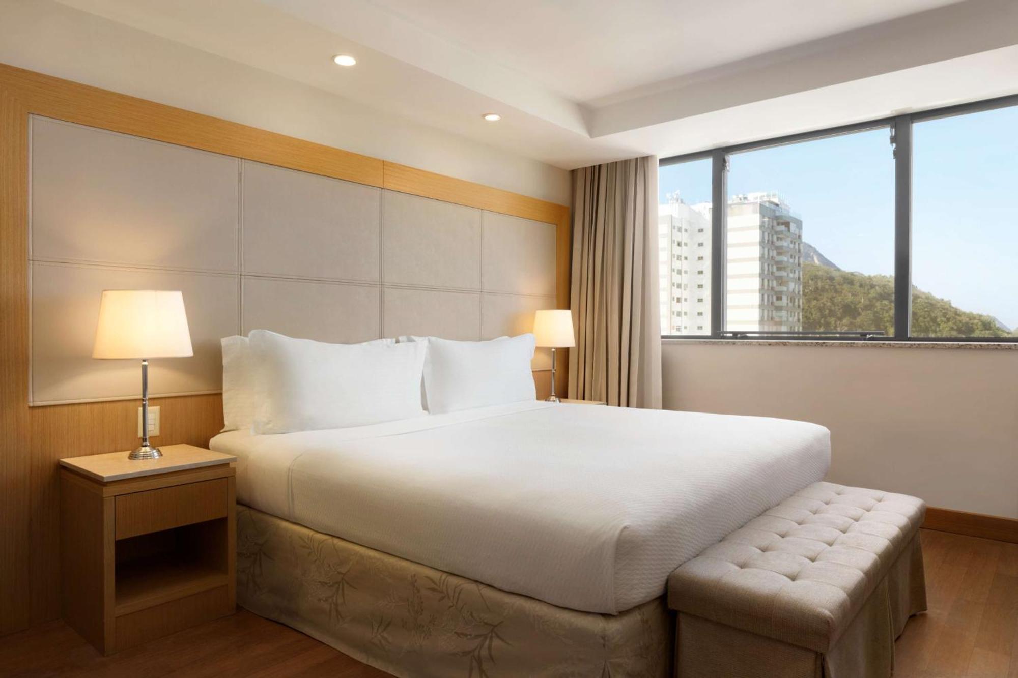 Executive Zimmer mit Kingsize-Bett und Meerblick