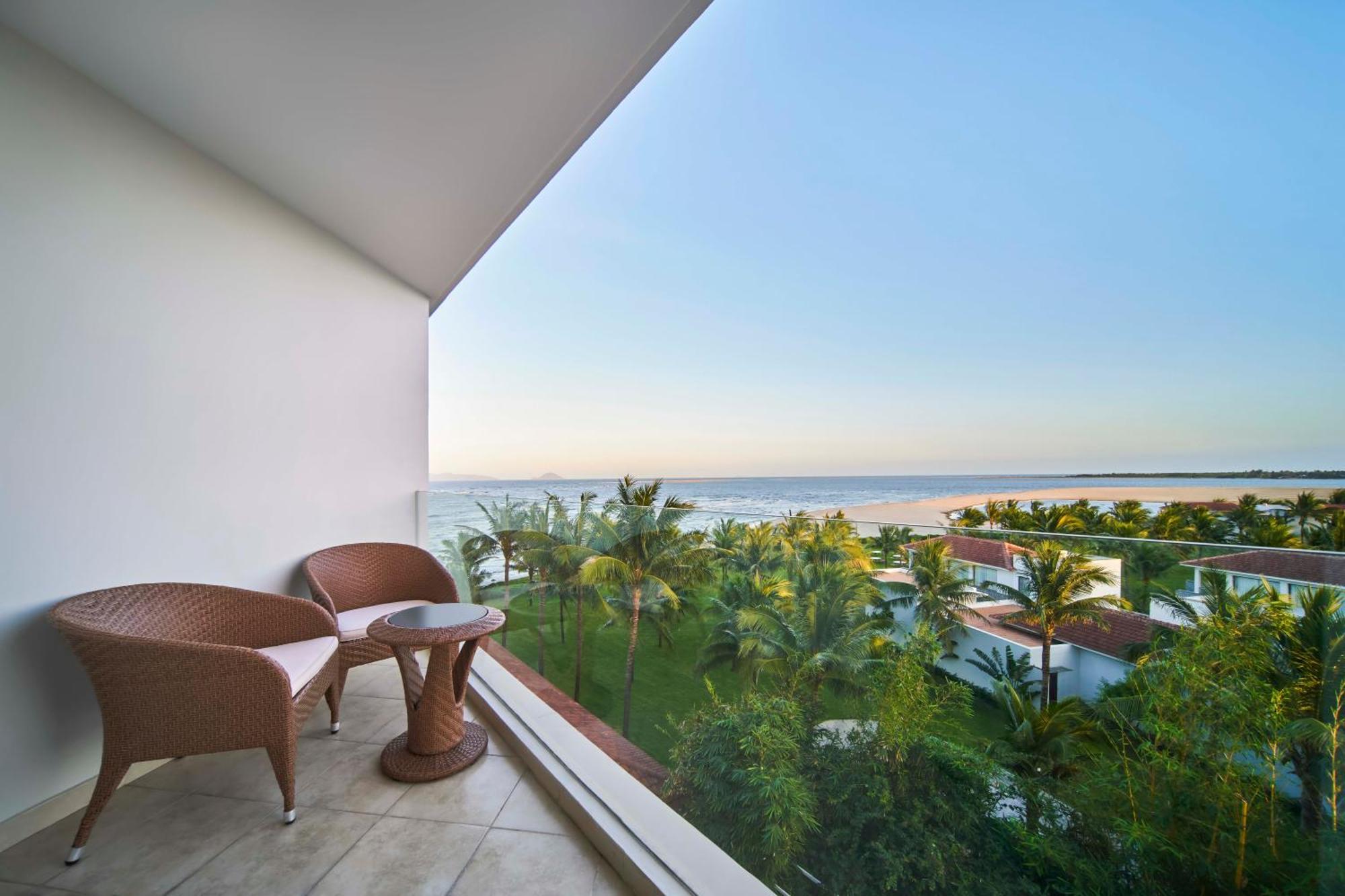 Deluxe King Room Garden View Balcony