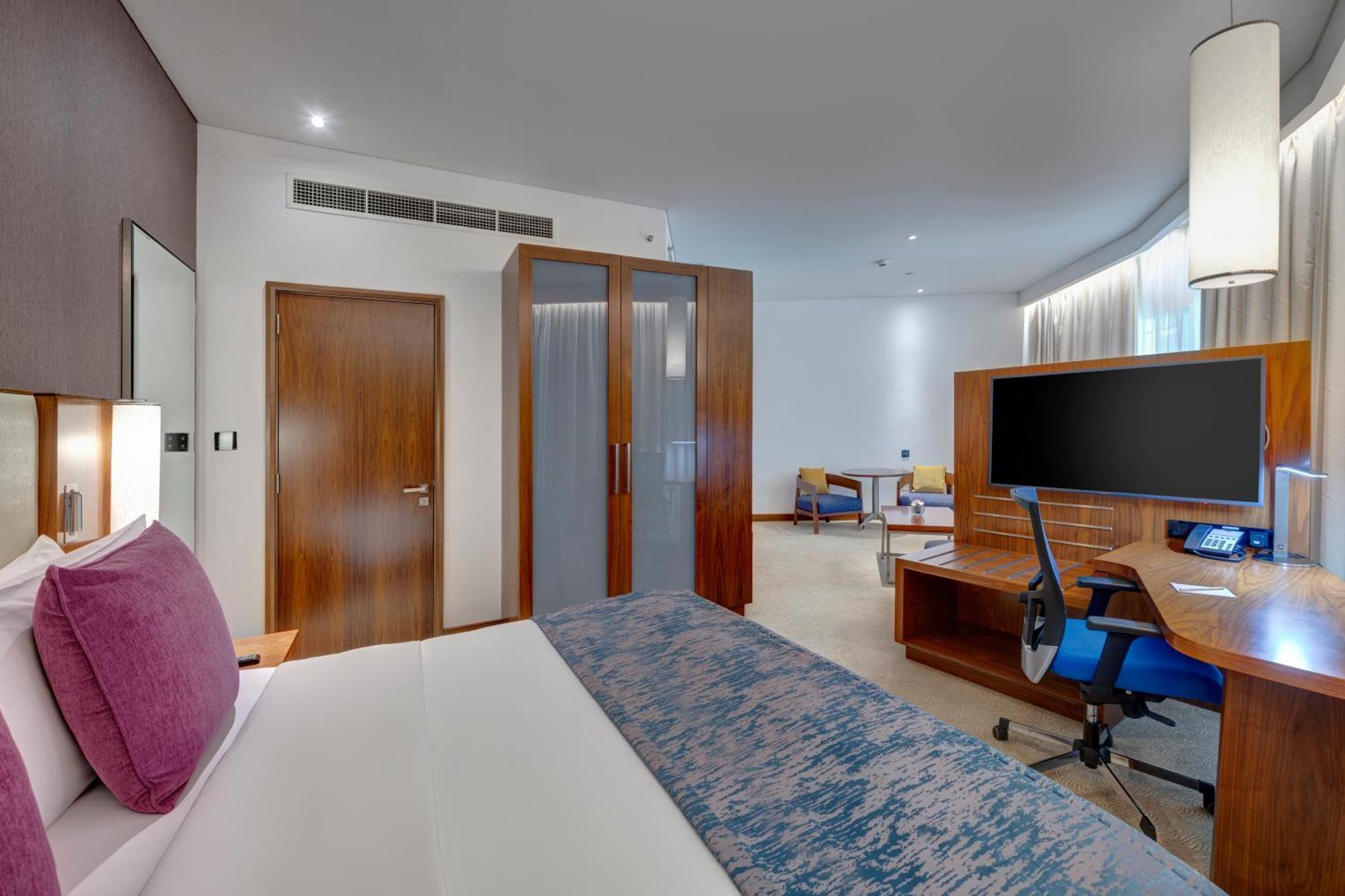 Junior King Suite with Mountain View and Lounge Access