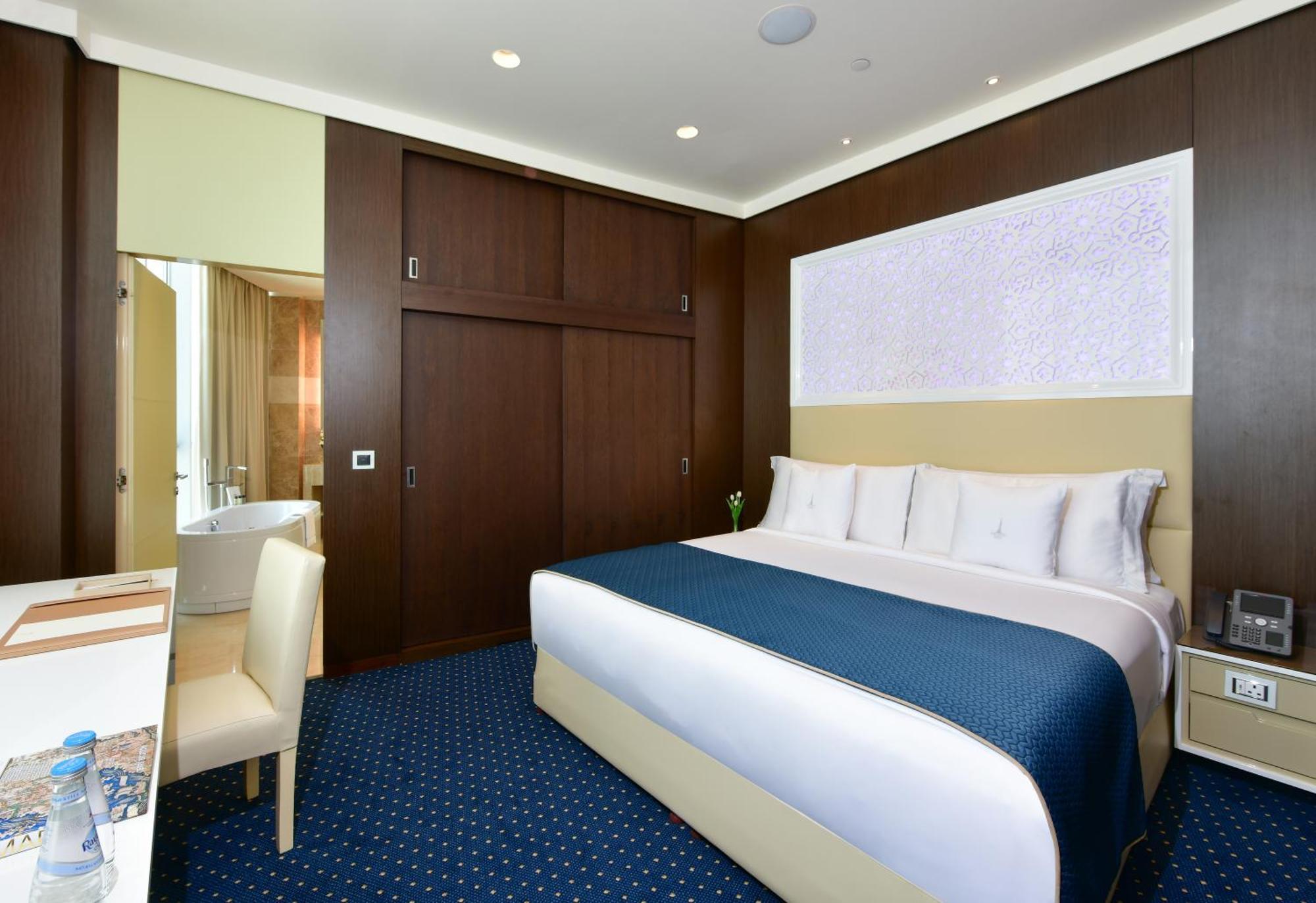 Executive Suite access to Executive Lounge 51