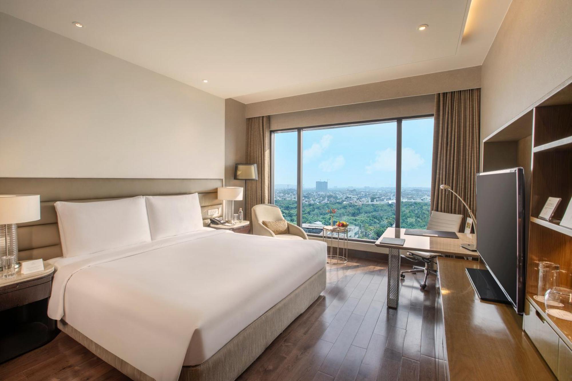 Deluxe Room Bathtub savings on all hotel services