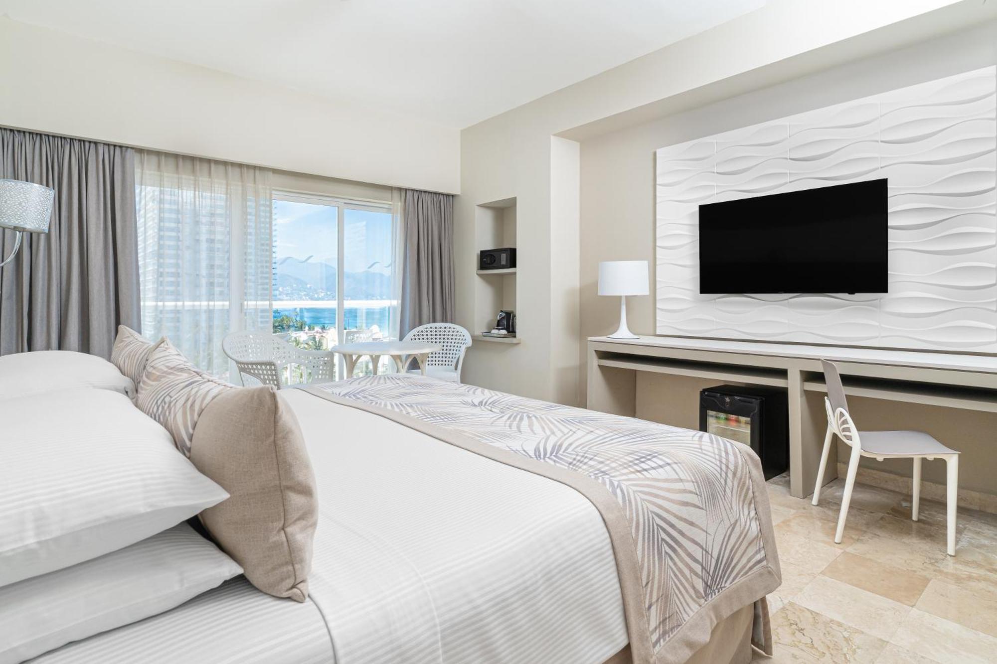 Deluxe Partial Ocean View King Room