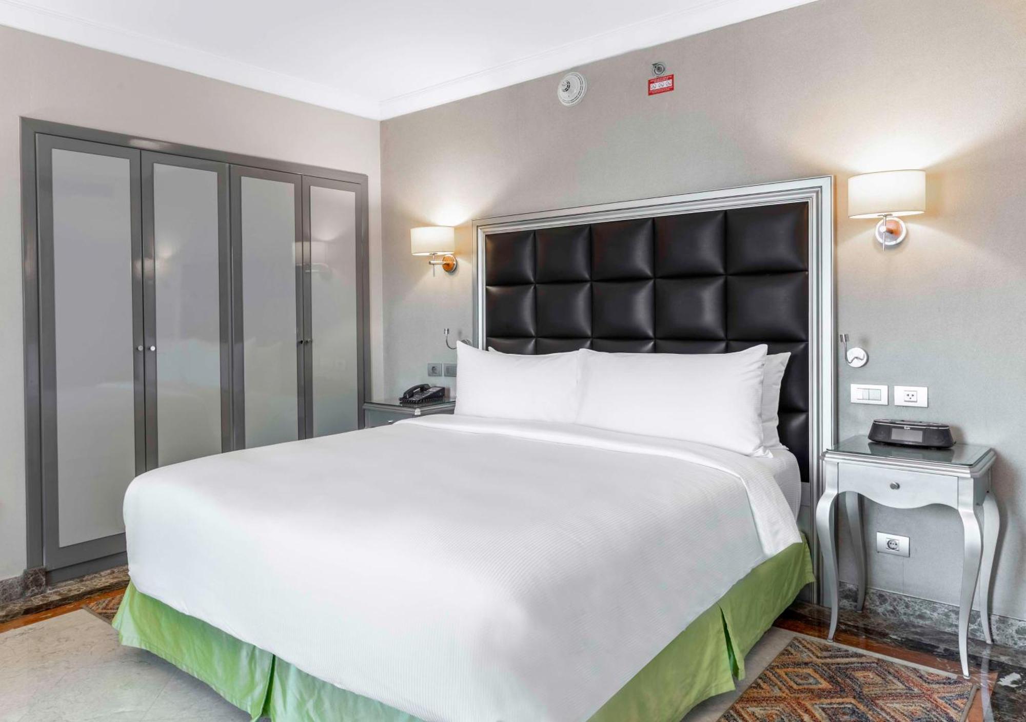 King One-Bedroom Suite with City View,1548872476:JPEG