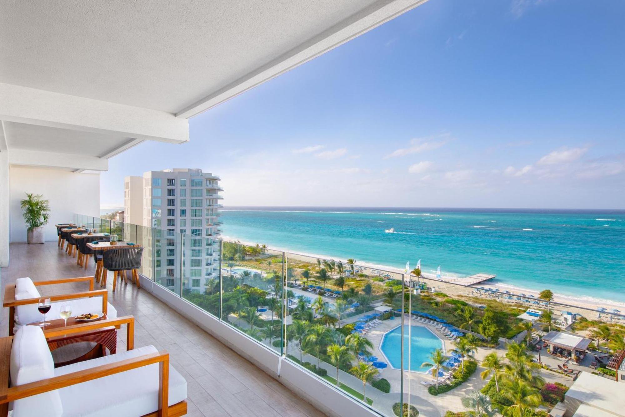 Club level Deluxe Guest Room 1 King Oceanfront Balcony