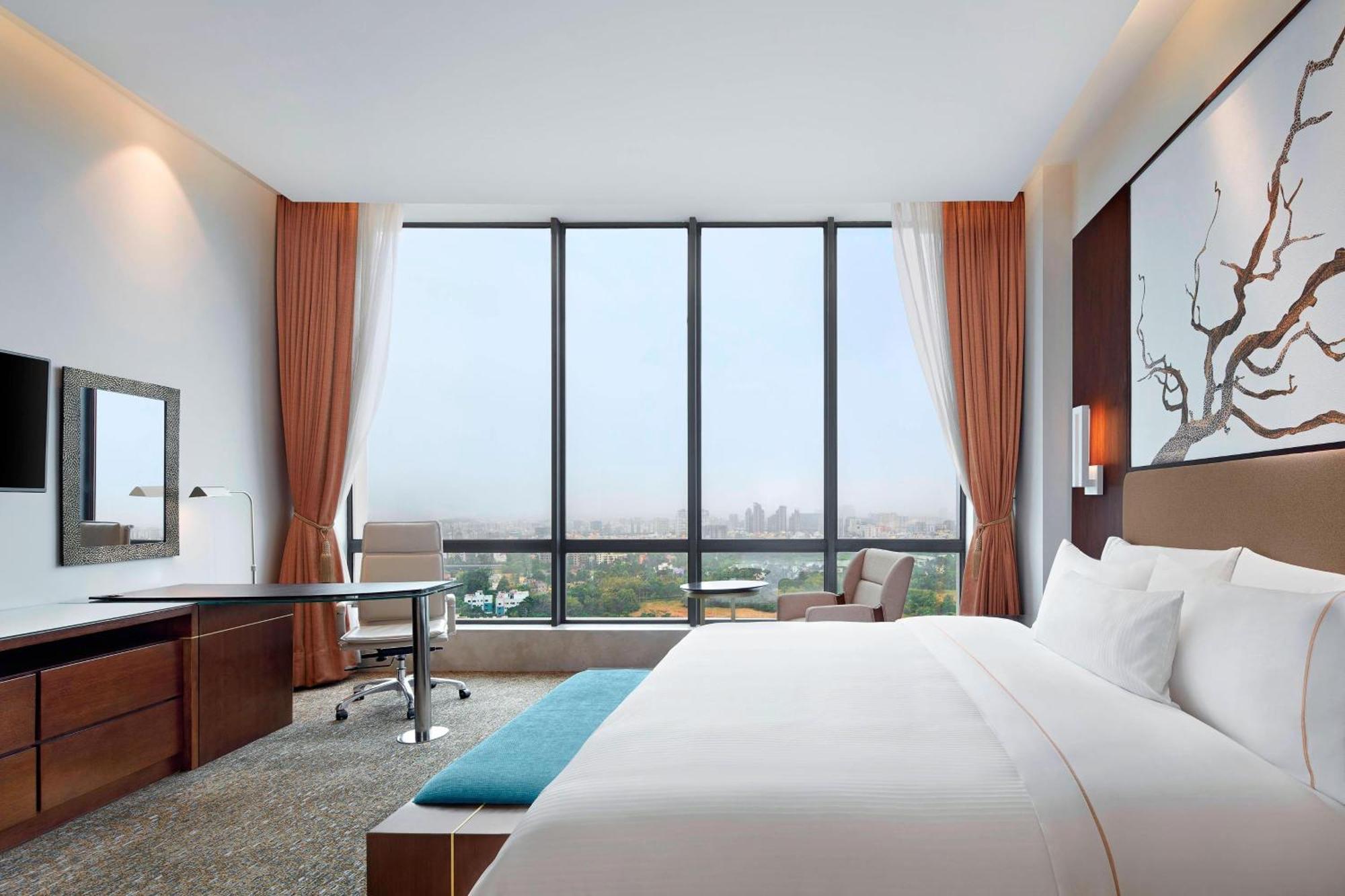 Deluxe King Room Bathtub INR 1200 Hotel Credit per F&B & Happy Hours 1 1 IMFL 4 pm to 8 pm at 31 or 32