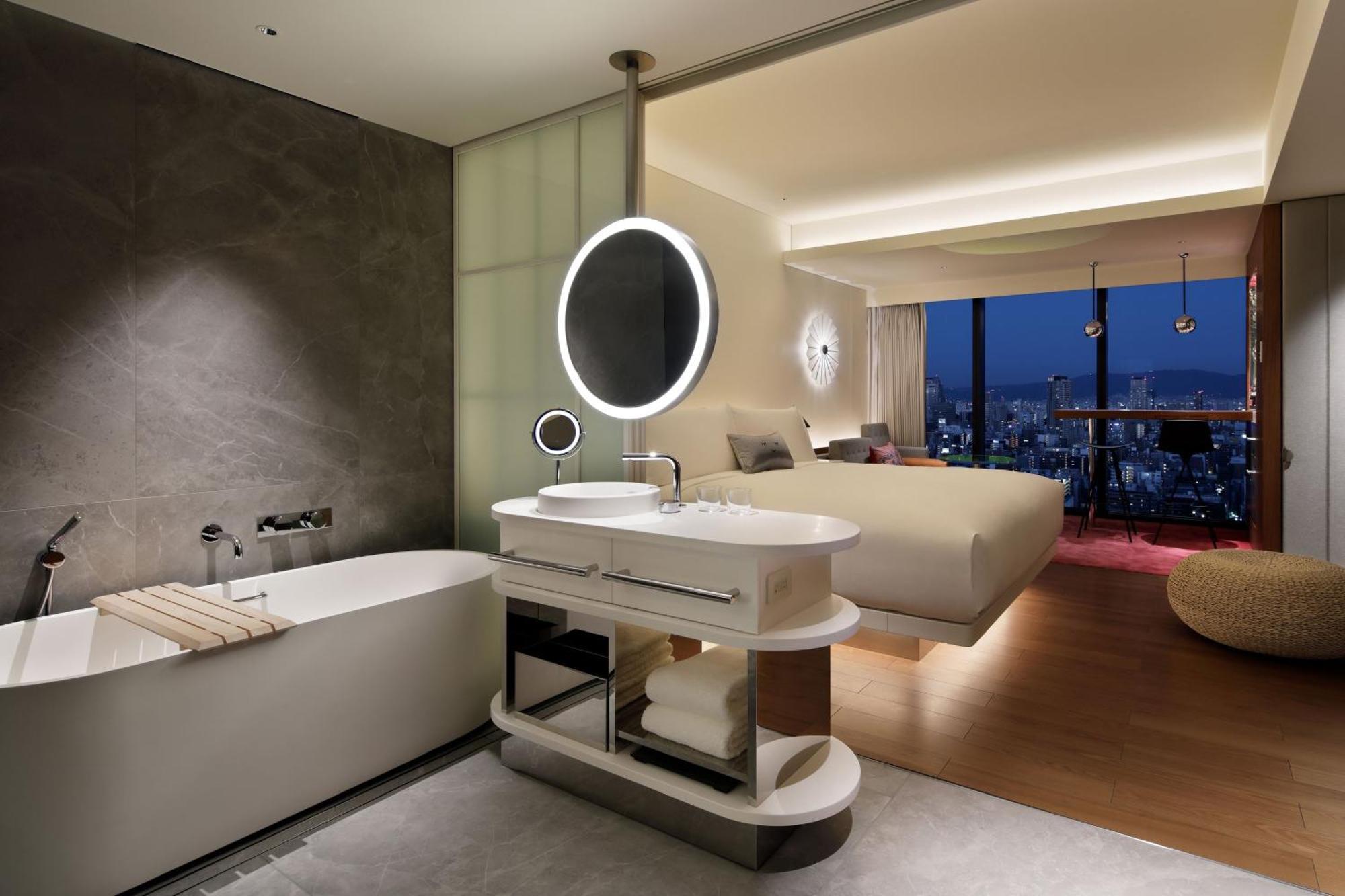Guest Room with  1 King Bed, Skyline view, High floor,1365927440:JPEG