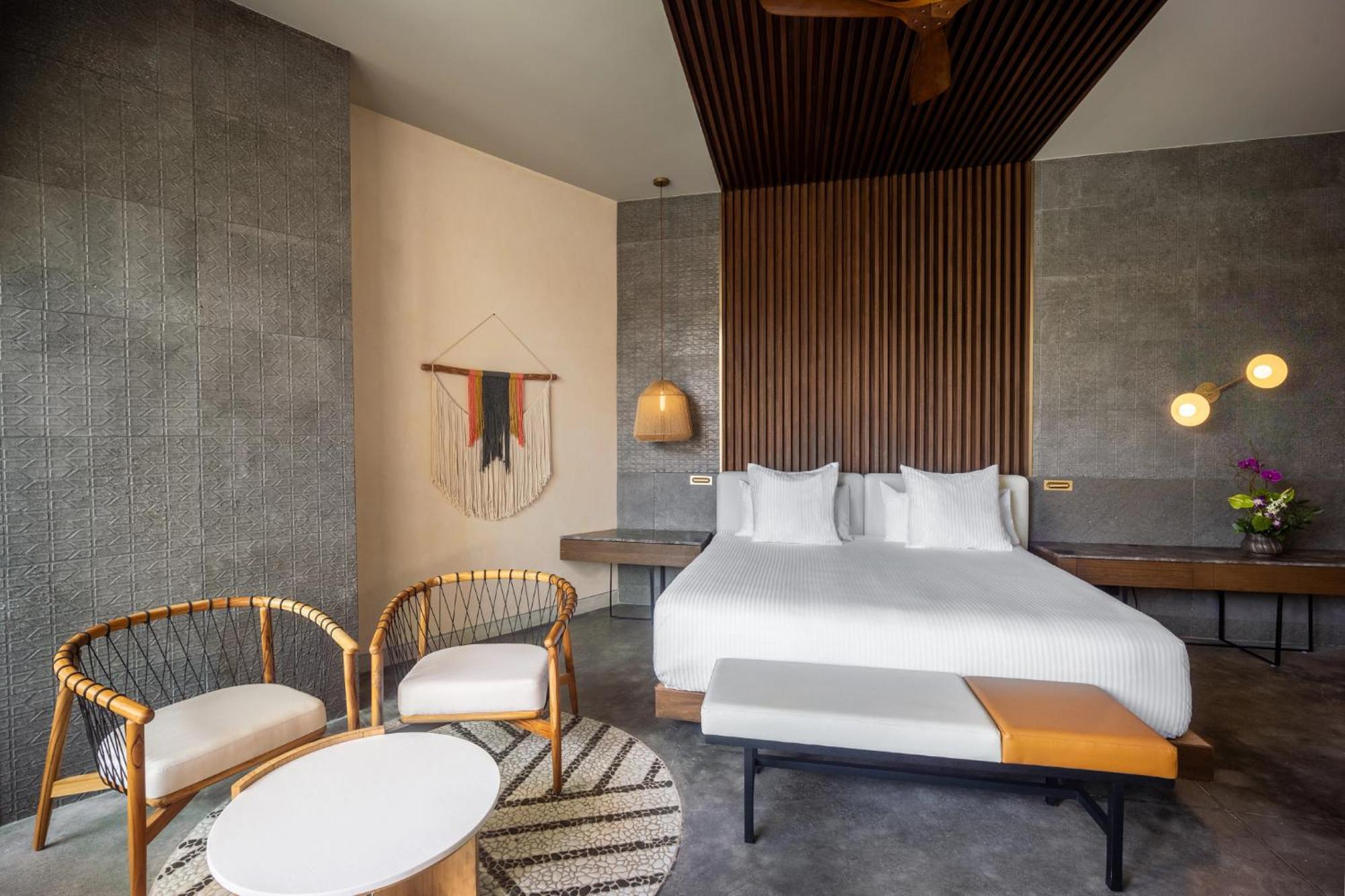 Junior Suite Tropical View King Bed