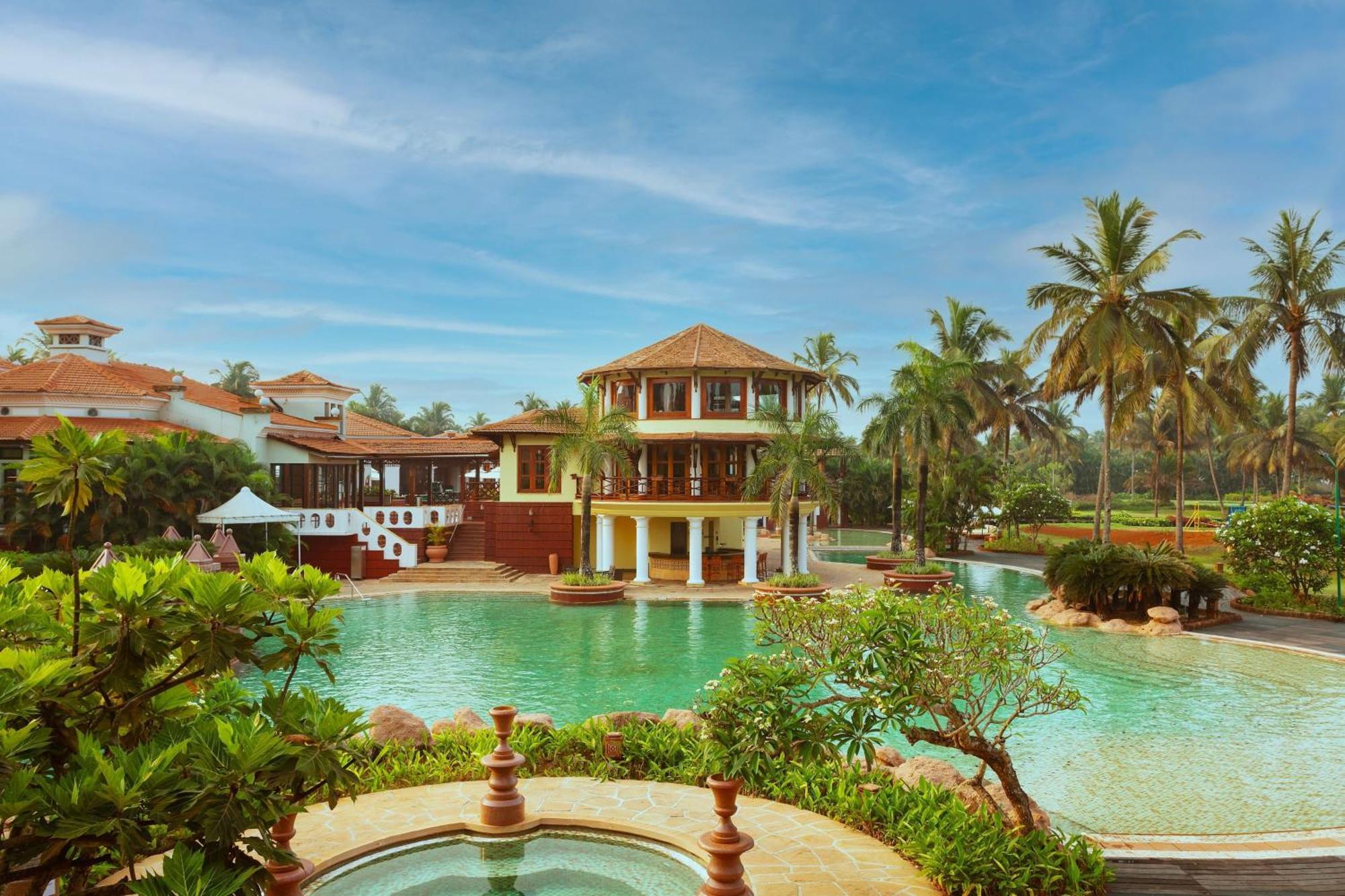 Pool View Guest room 1 King or 2 Twin or Single Beds