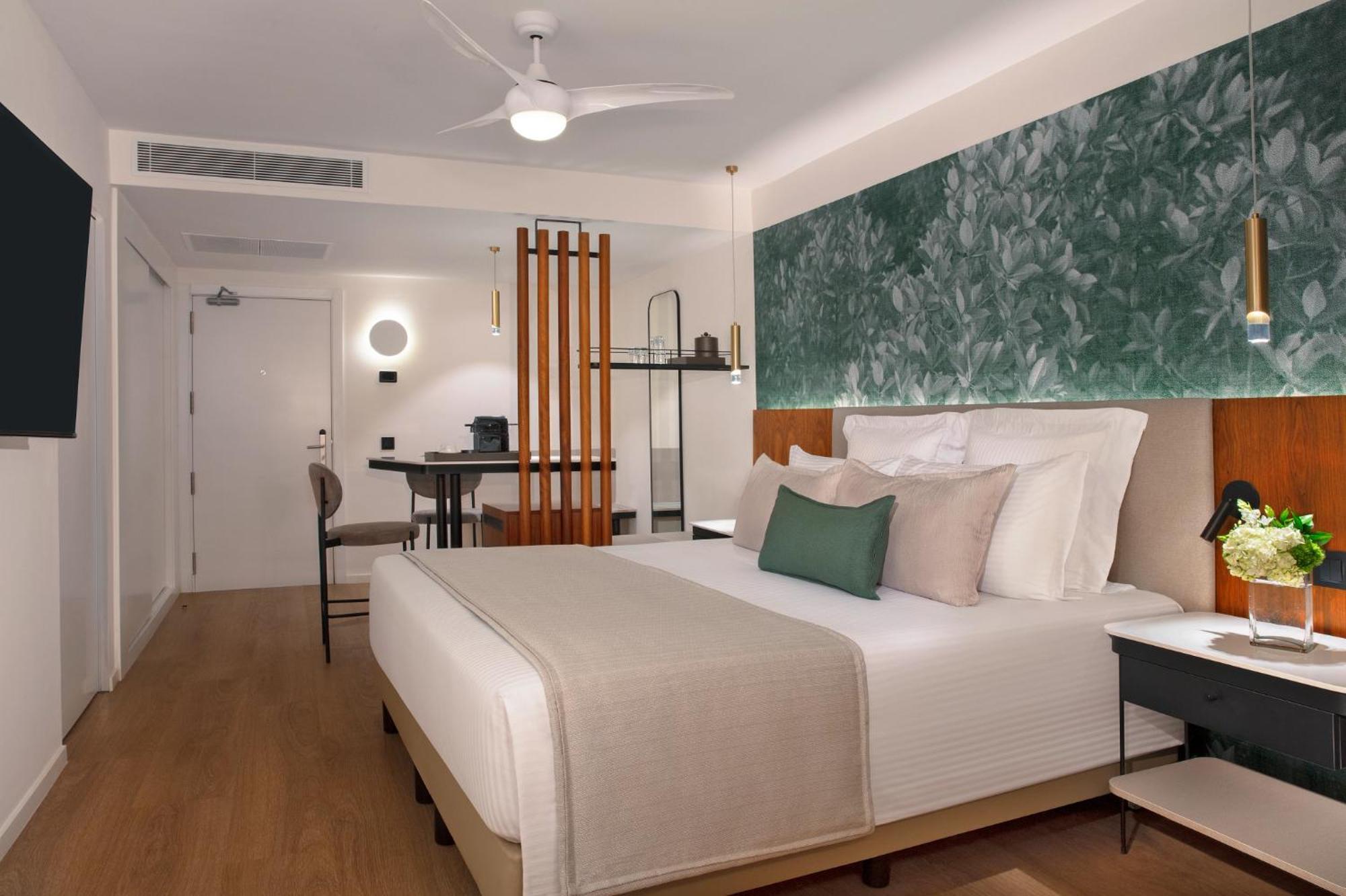 Deluxe King Room Garden View