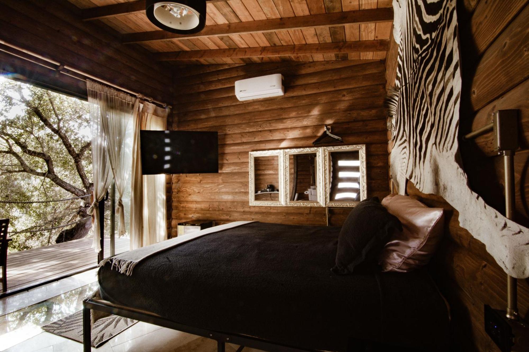 Habitación con cama extragrande y balcón