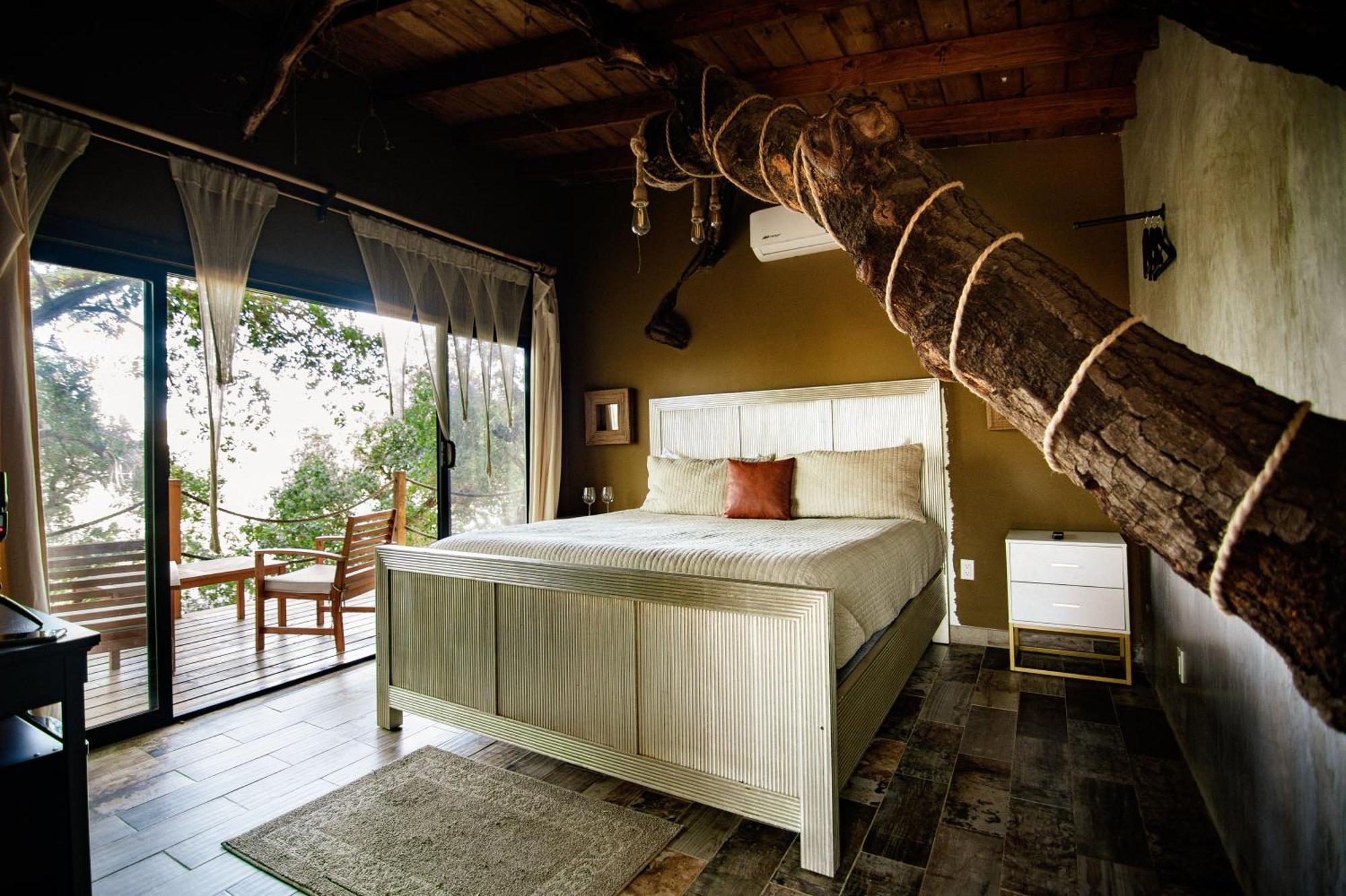 Habitación con cama extragrande y balcón