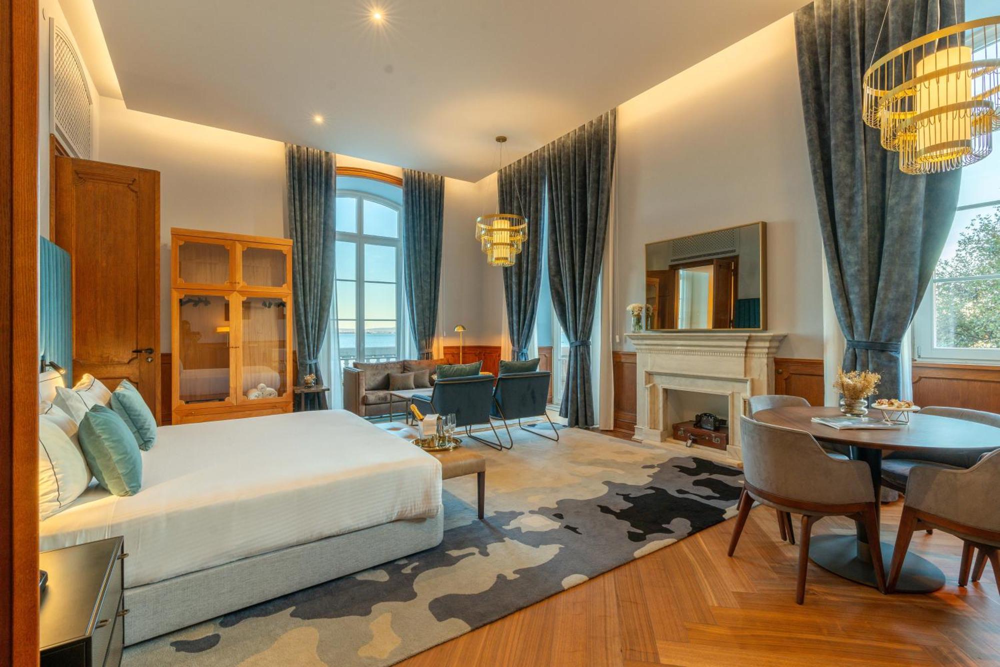 Suite mit Kingsize-Bett und Aussicht auf den Fluss