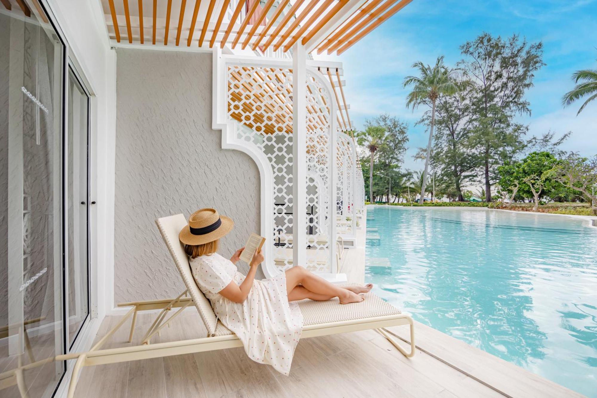 Lagoon Pool Access Deluxe Terrace
