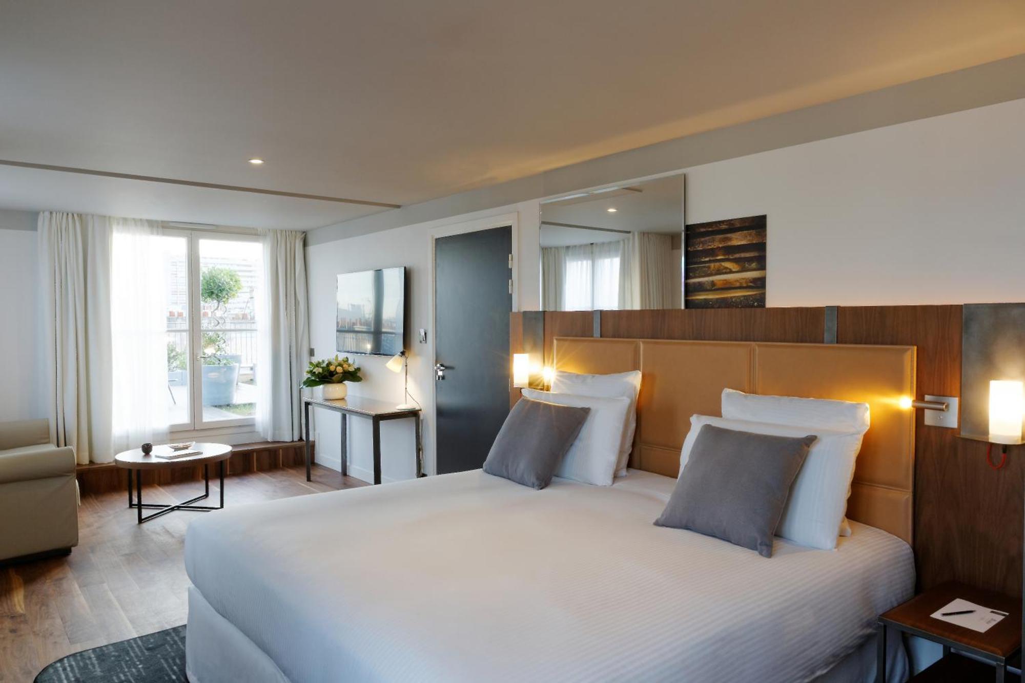 Deluxe Suite with One King Bed and Terrace,1538213581:JPEG