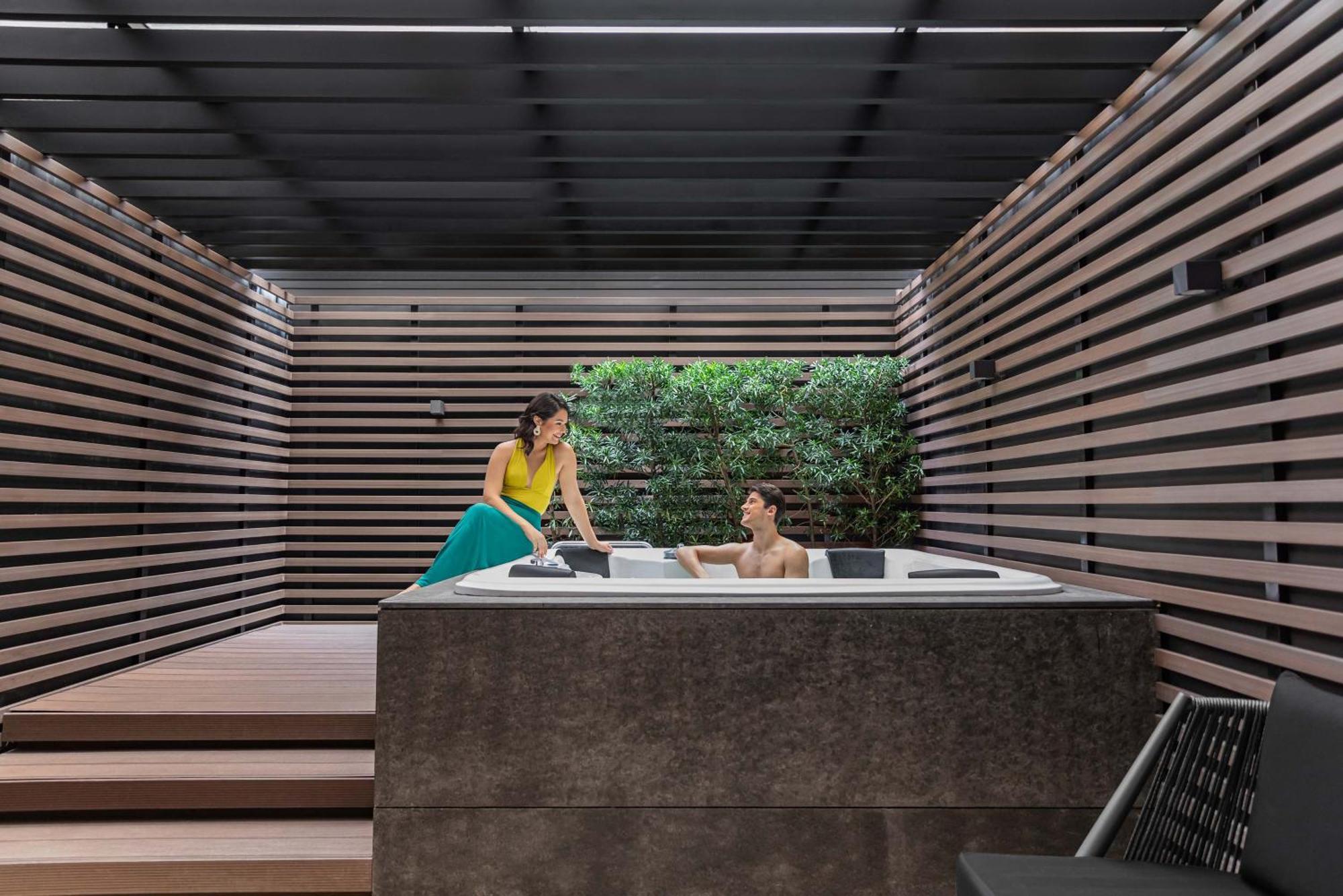 Larger Guest Room, 1 King, Outdoor Jetted Bathtub