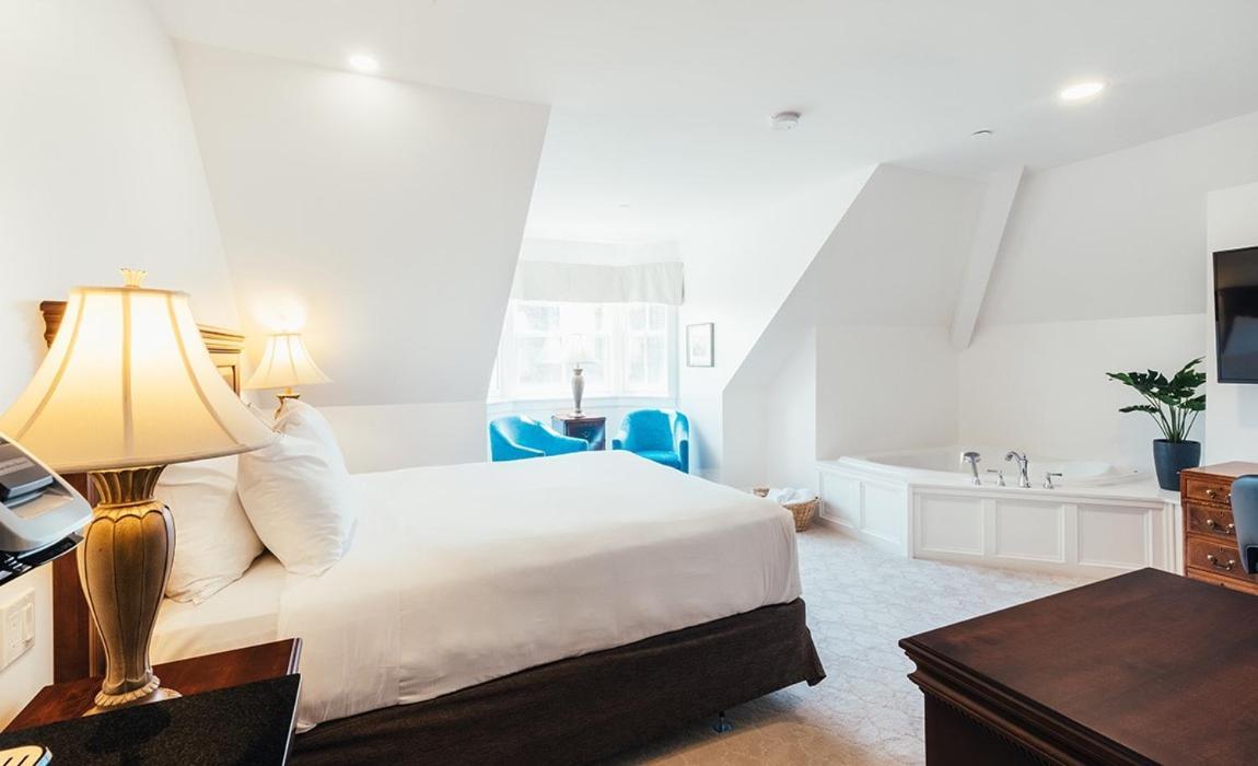 King Suite Spa Bath