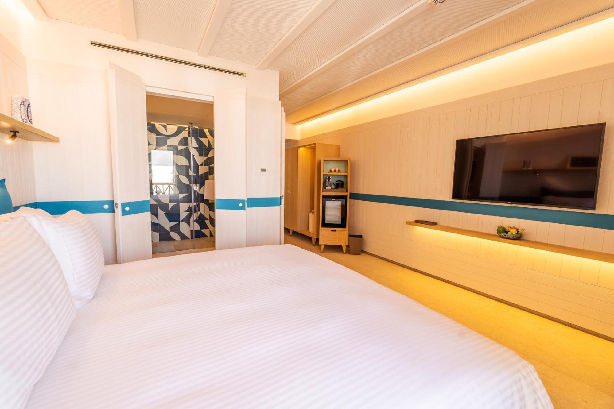 Deluxe Zimmer mit Kingsize-Bett und Poolblick
