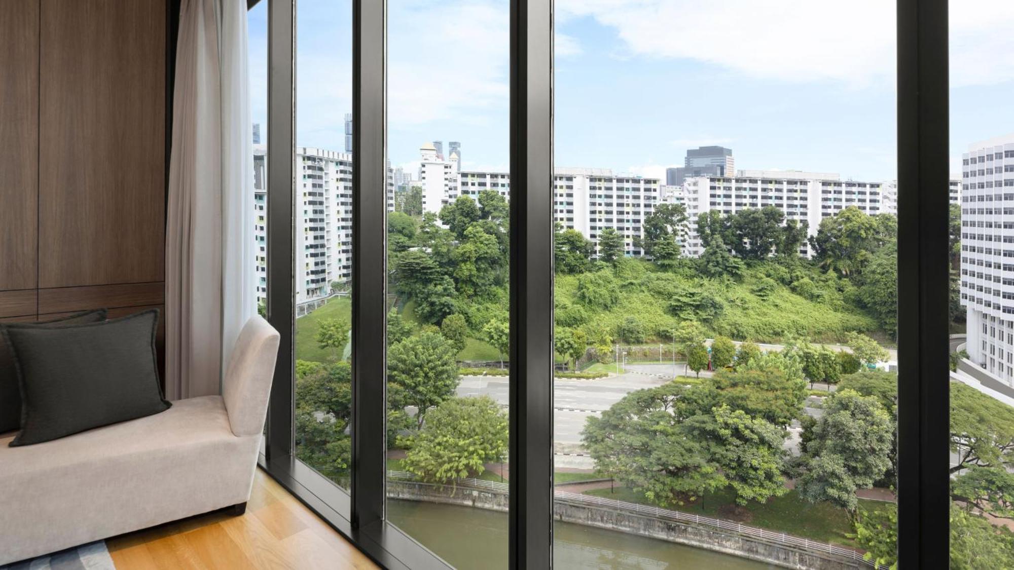 Suite Ático con cama extragrande y vistas al río
