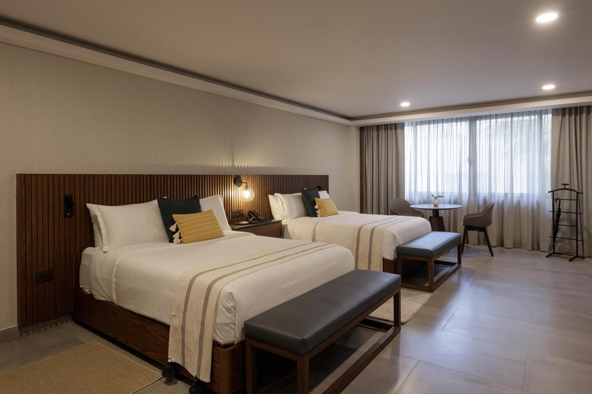 Deluxe Queen Suite