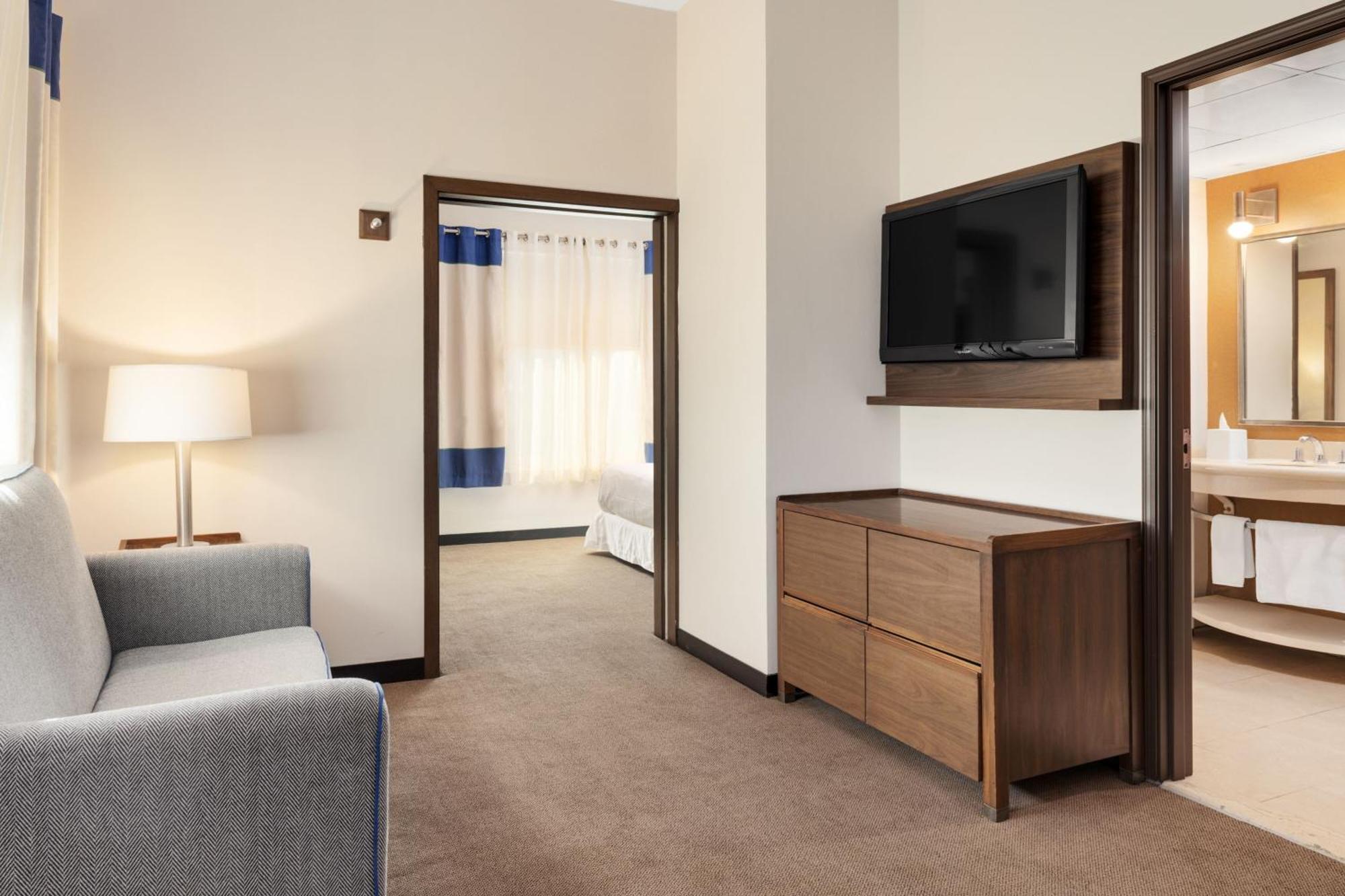 Deluxe Suite 1 Bedroom Executive Suite Away from elevator