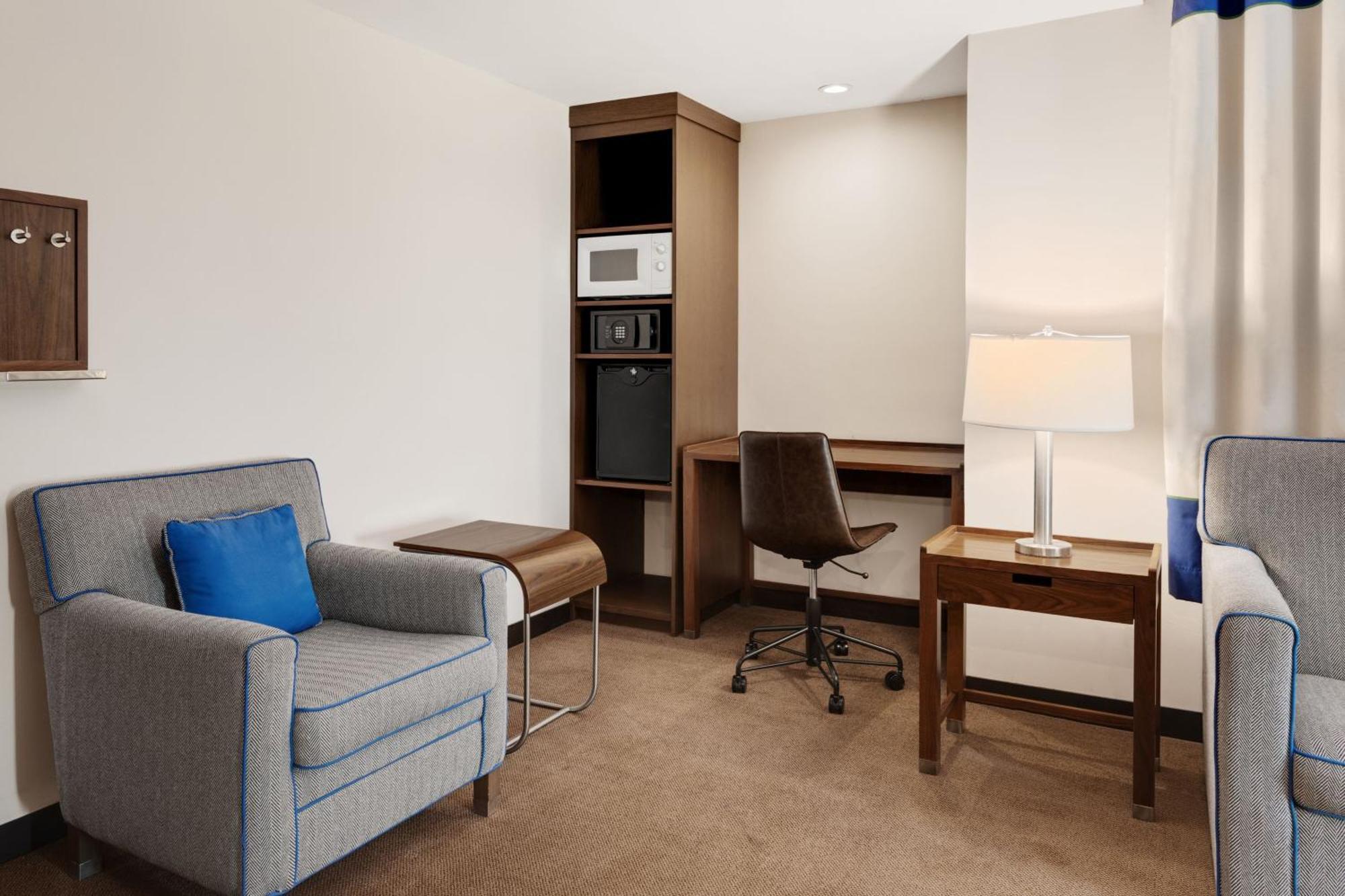 Deluxe Suite 1 Bedroom Executive Suite Away from elevator
