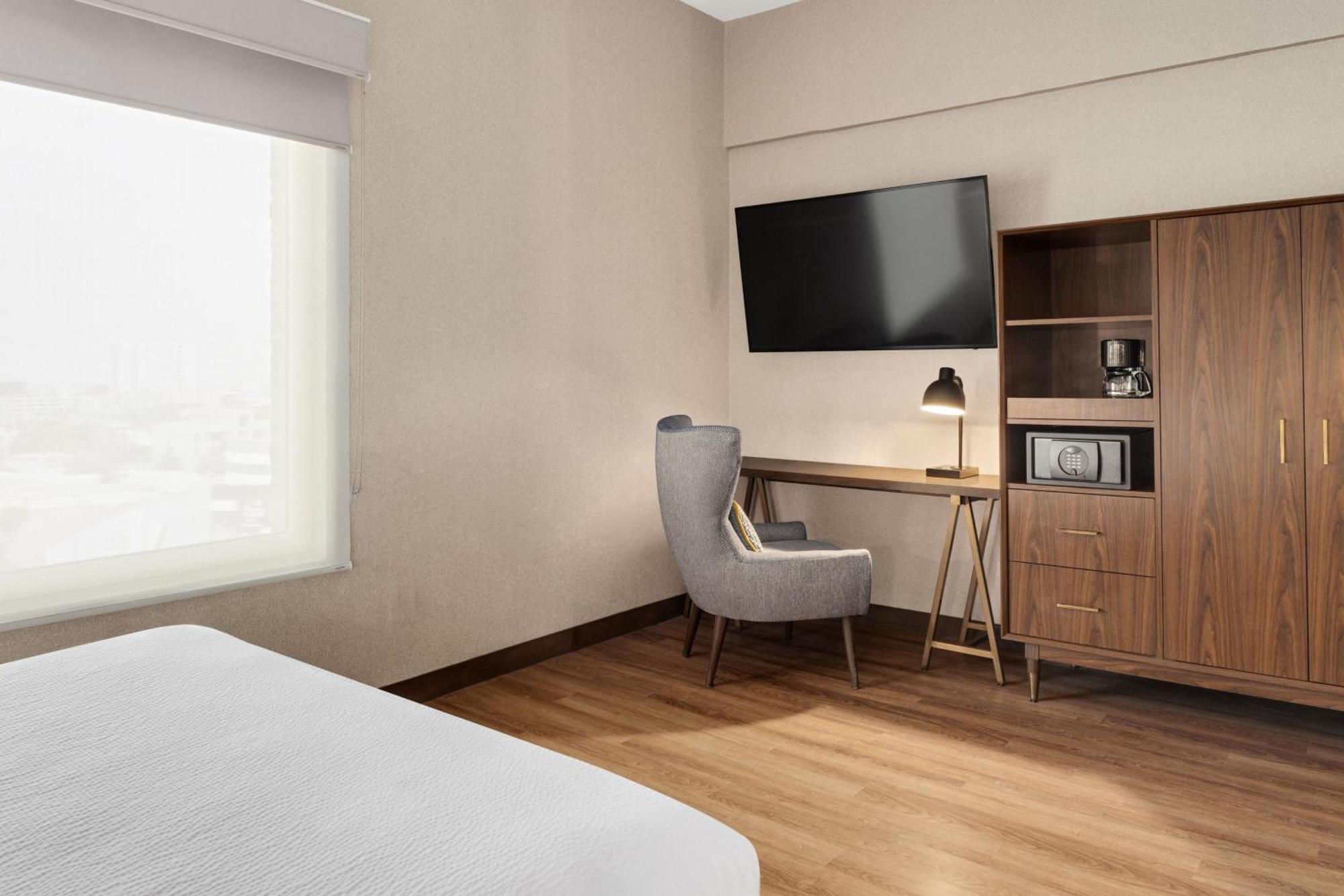 Premium Junior Suite 1 Bedroom Suite 1 Queens Sofa bed