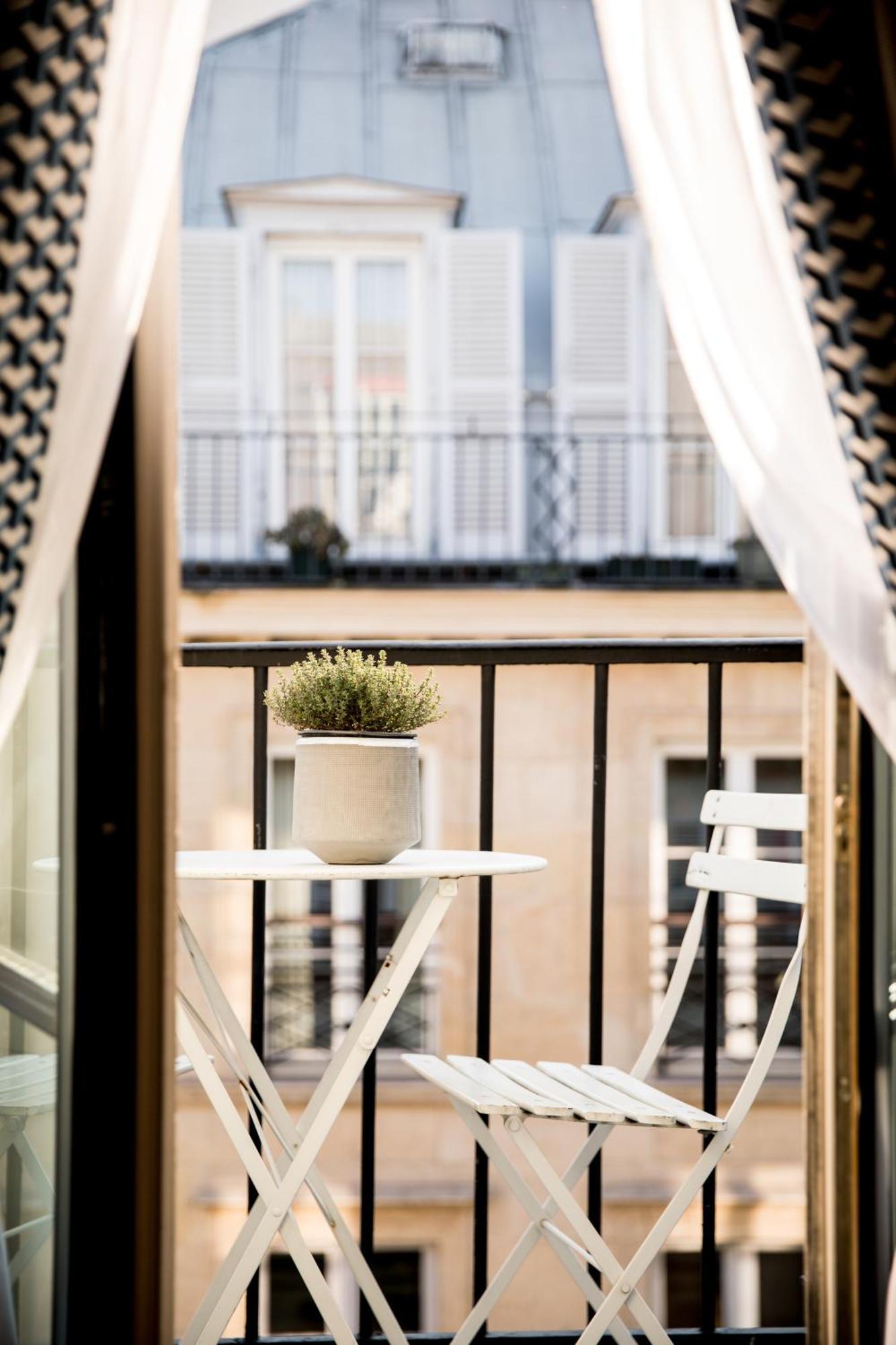 Queen Room with Balcony and Paris Rooftops View