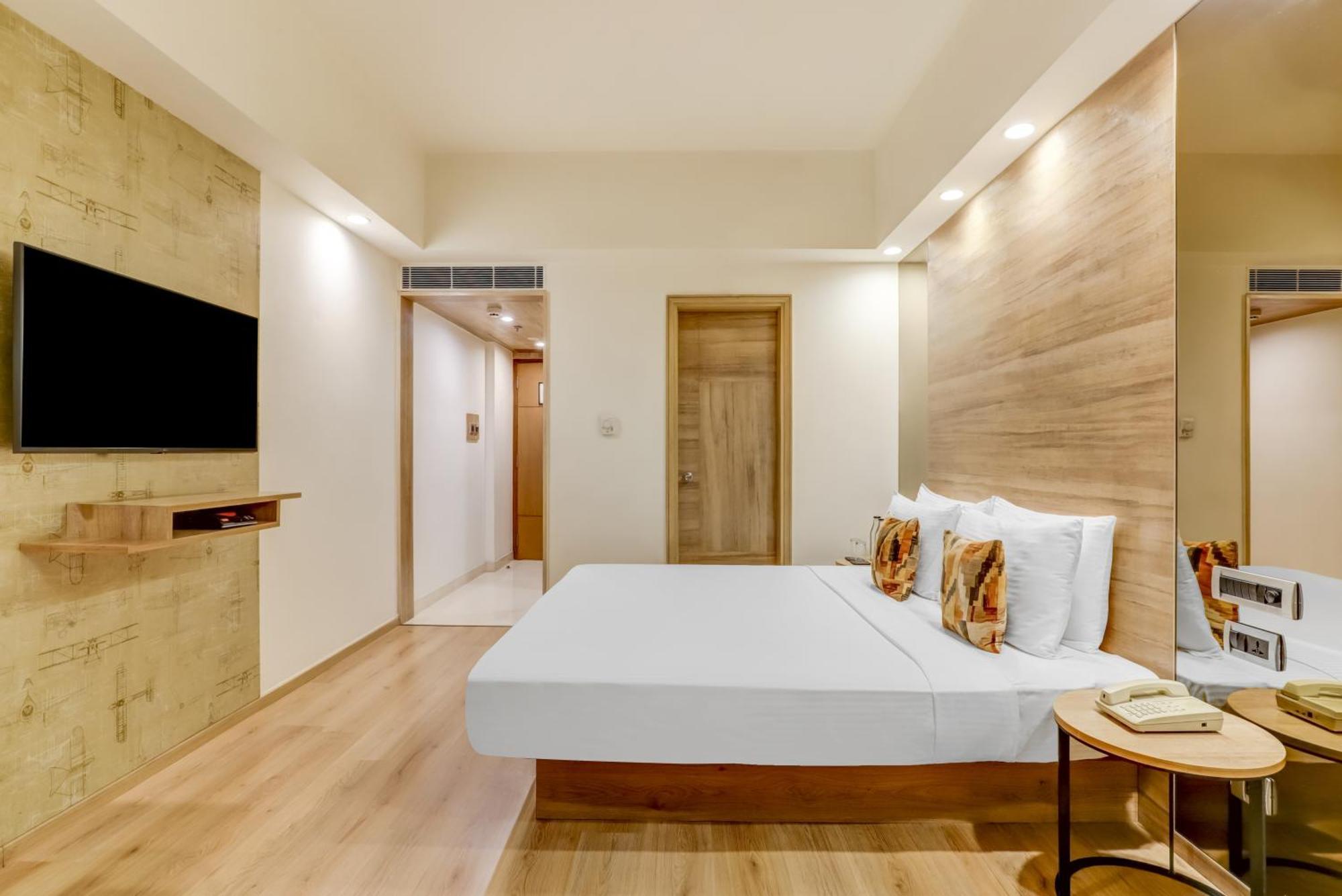 Deluxe Queen Room on Two-way Airport Transfer