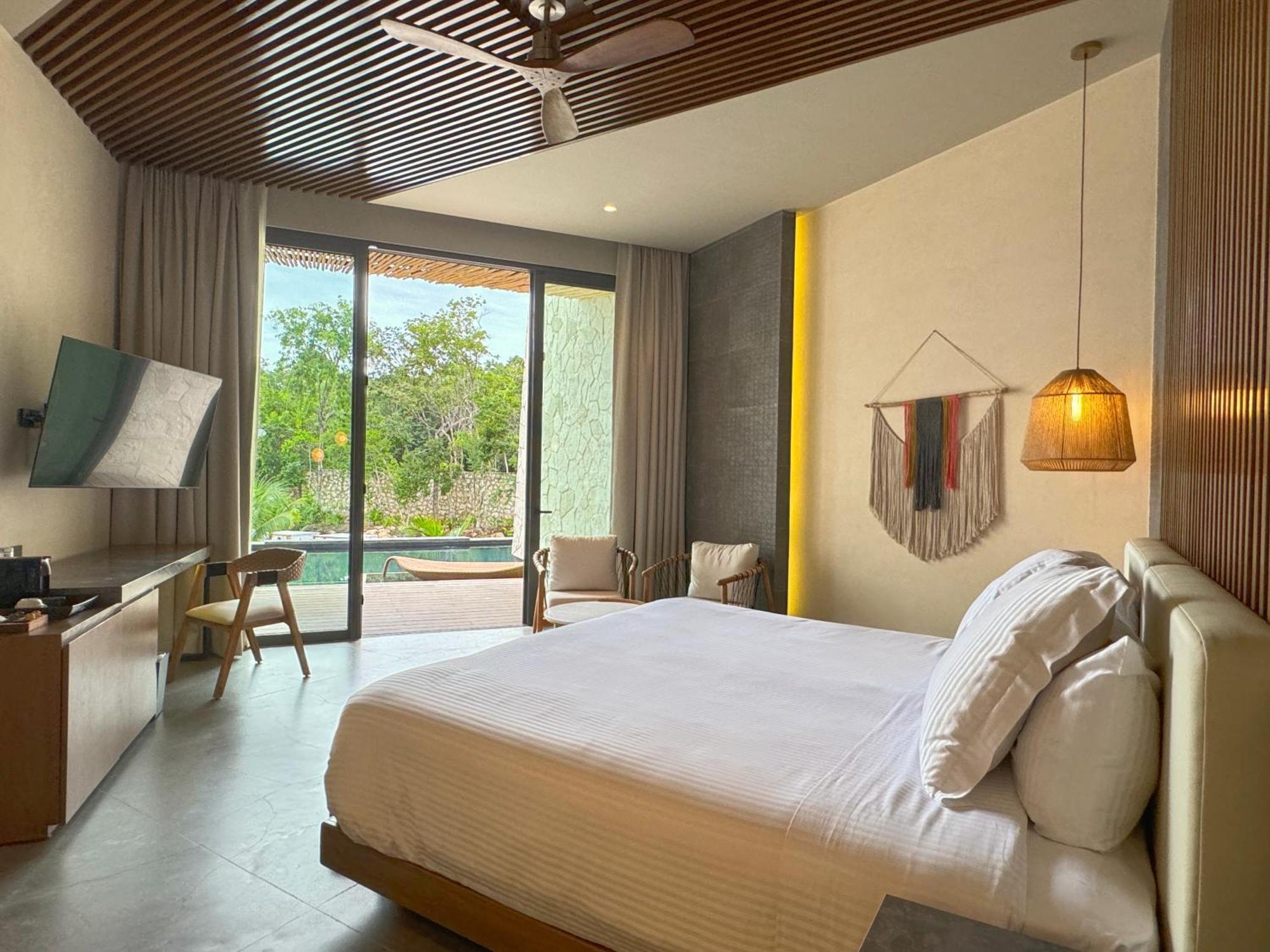 Junior Suite Swim Out King Bed